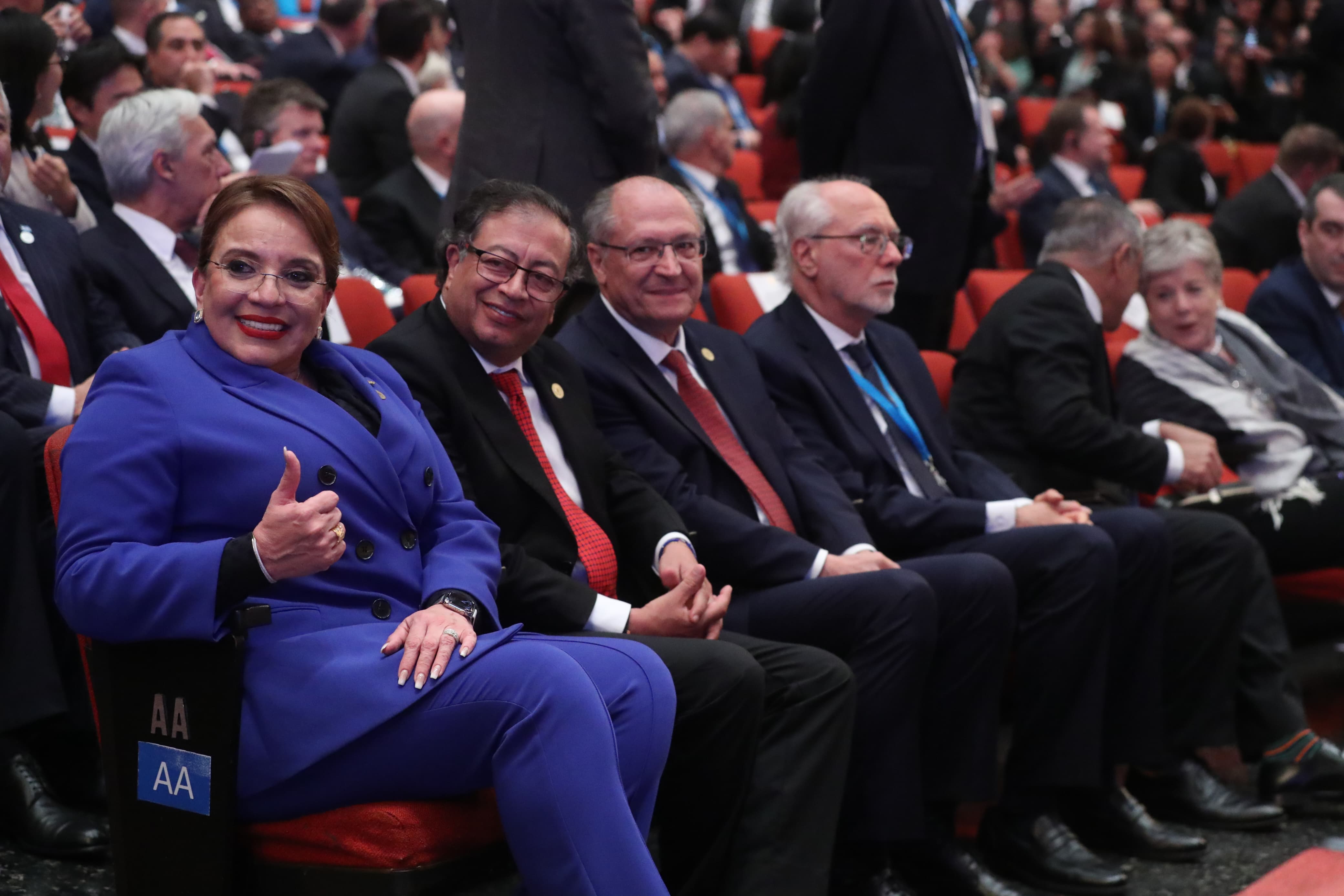 Xiomara Castro, presidenta de Honduras, junto a Gustavo Petro, mandatario de Colombia durante la toma de posesión del presidente Bernardo Arévalo. (Foto Prensa Libre: Esbin García)