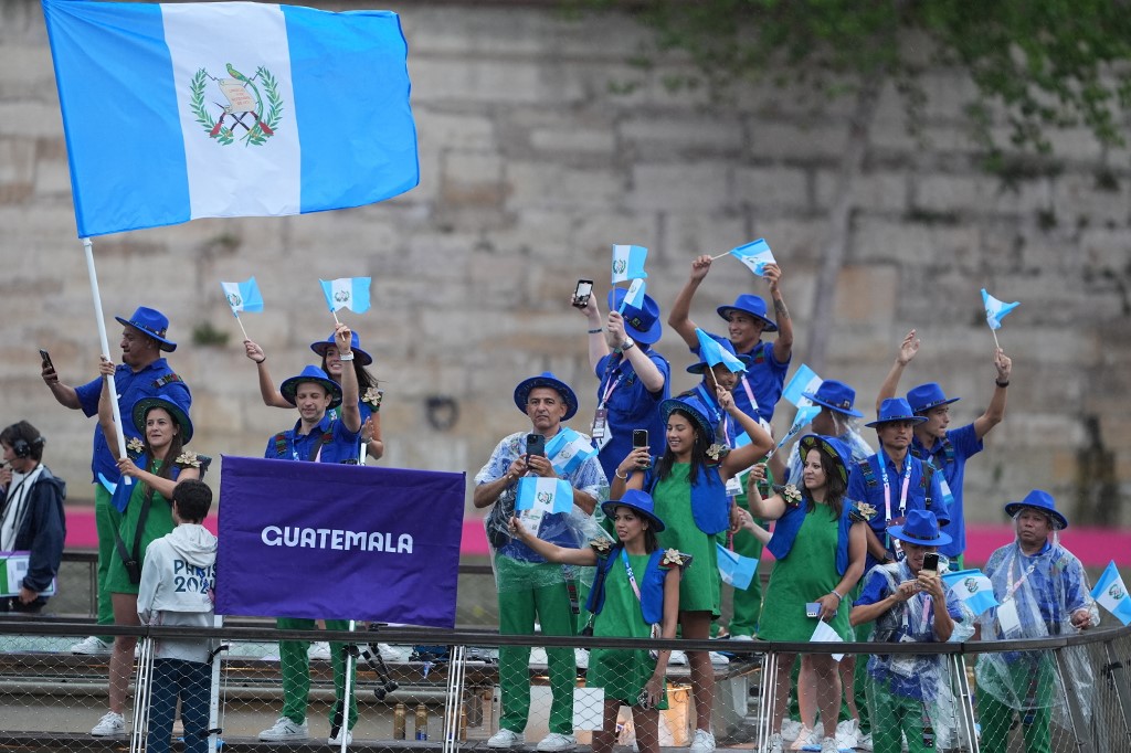 Atletas de la delegación guatemalteca lucen el uniforme de gala en la inauguración de los Juegos Olímpicos