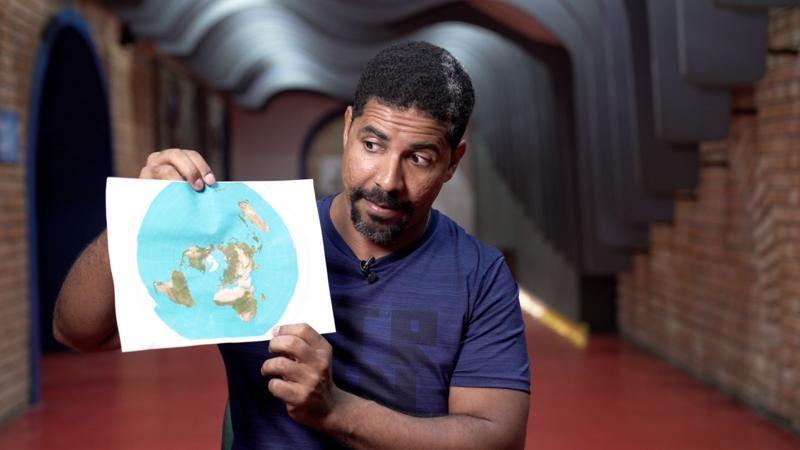 Leandro sostiene un mapa de la tierra plana: hoy reconoce que la imagen no tiene sentido FOTO GIOVANNI BELLO/ BBC BRASIL