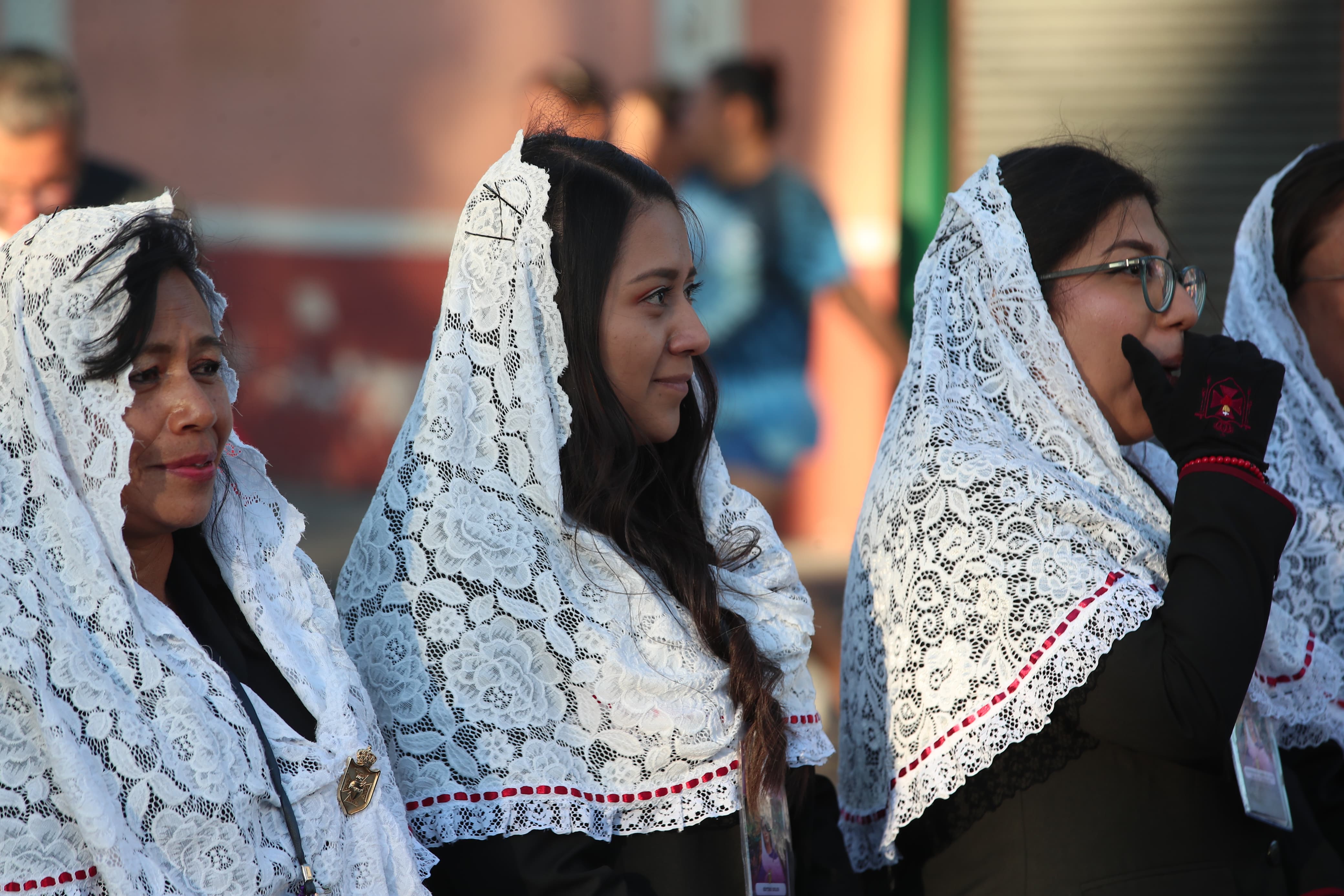 Devotas esperan su turno para poder recibir en sus hombros a la Santísima Virgen de Dolores del Santuario Arquidiocesano del Señor de San José. (Foto Prensa Libre: Byron Rivera Baiza)