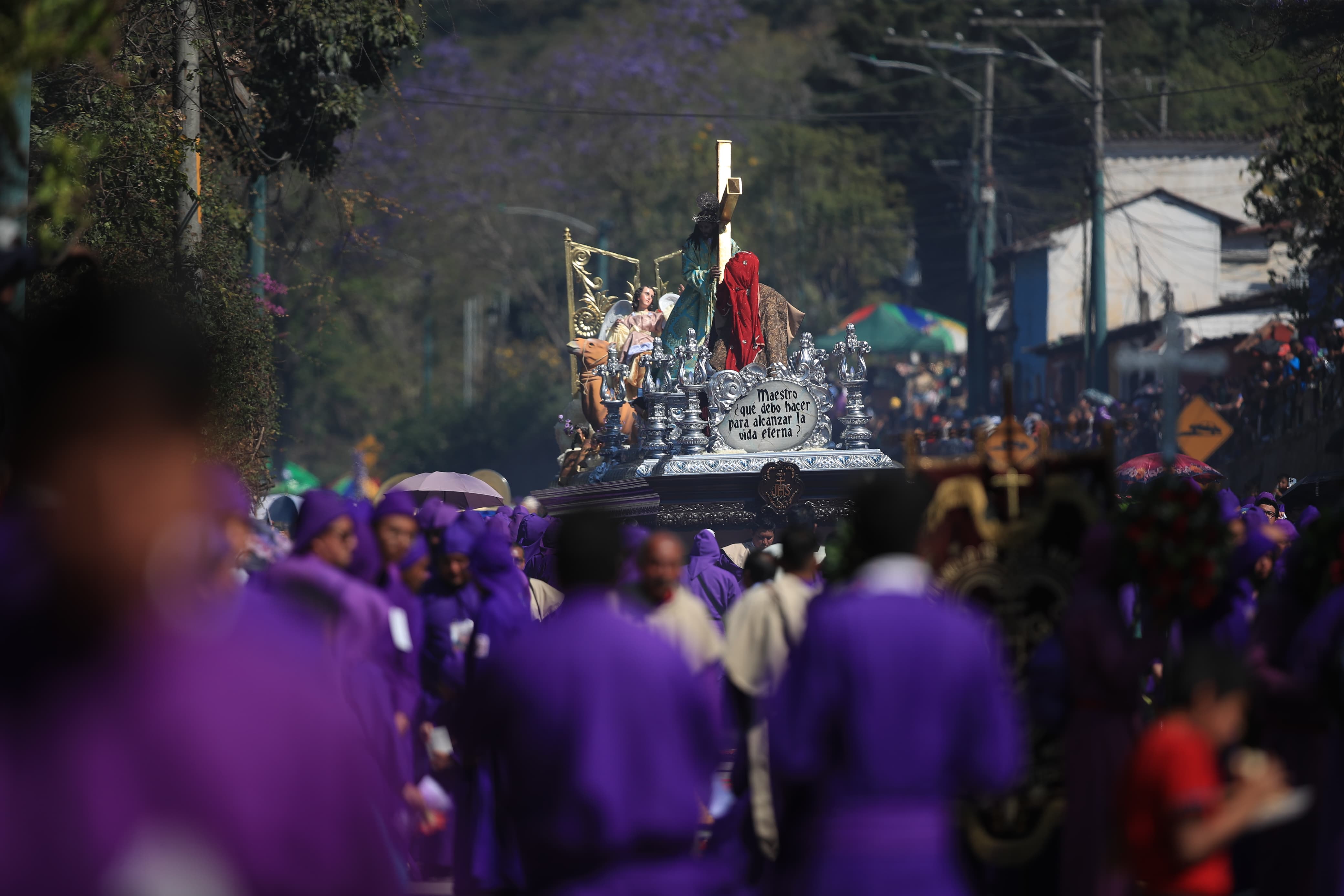 Procesión de Jesús Nazareno de la Aldea Santa Inés del Monte Pulciano, recorre las calles de Antigua Guatemala. (Foto Prensa Libre: Carlos Hernández Ovalle)