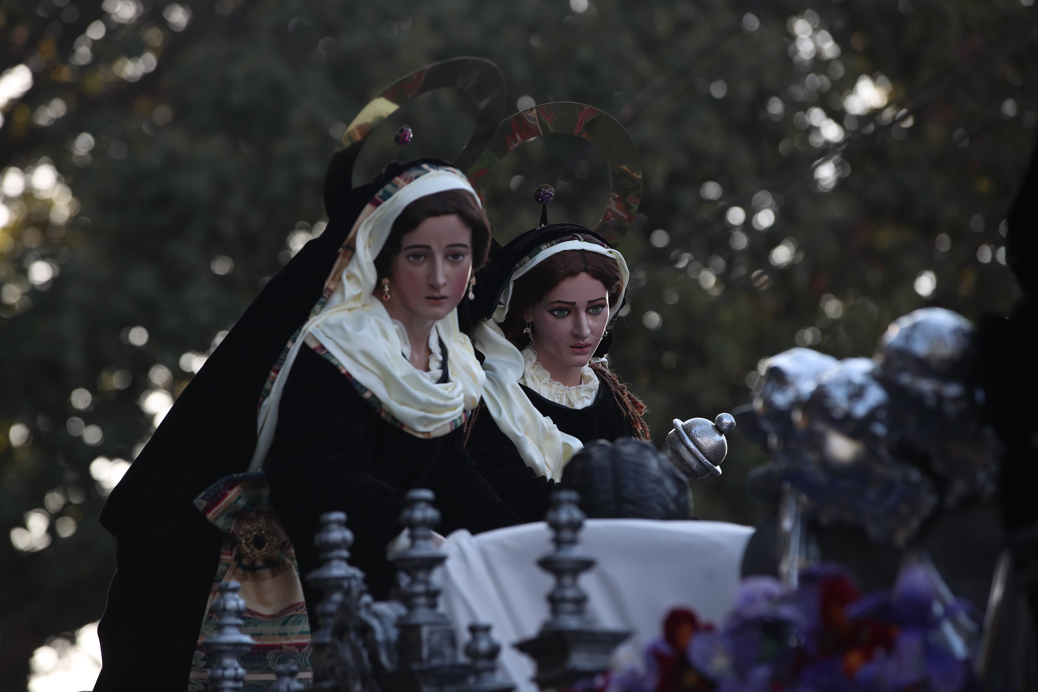 Las santas mujeres quienes consolaron a la Virgen María en el acto de la piedad. (Foto Prensa Libre: Byron Baiza)