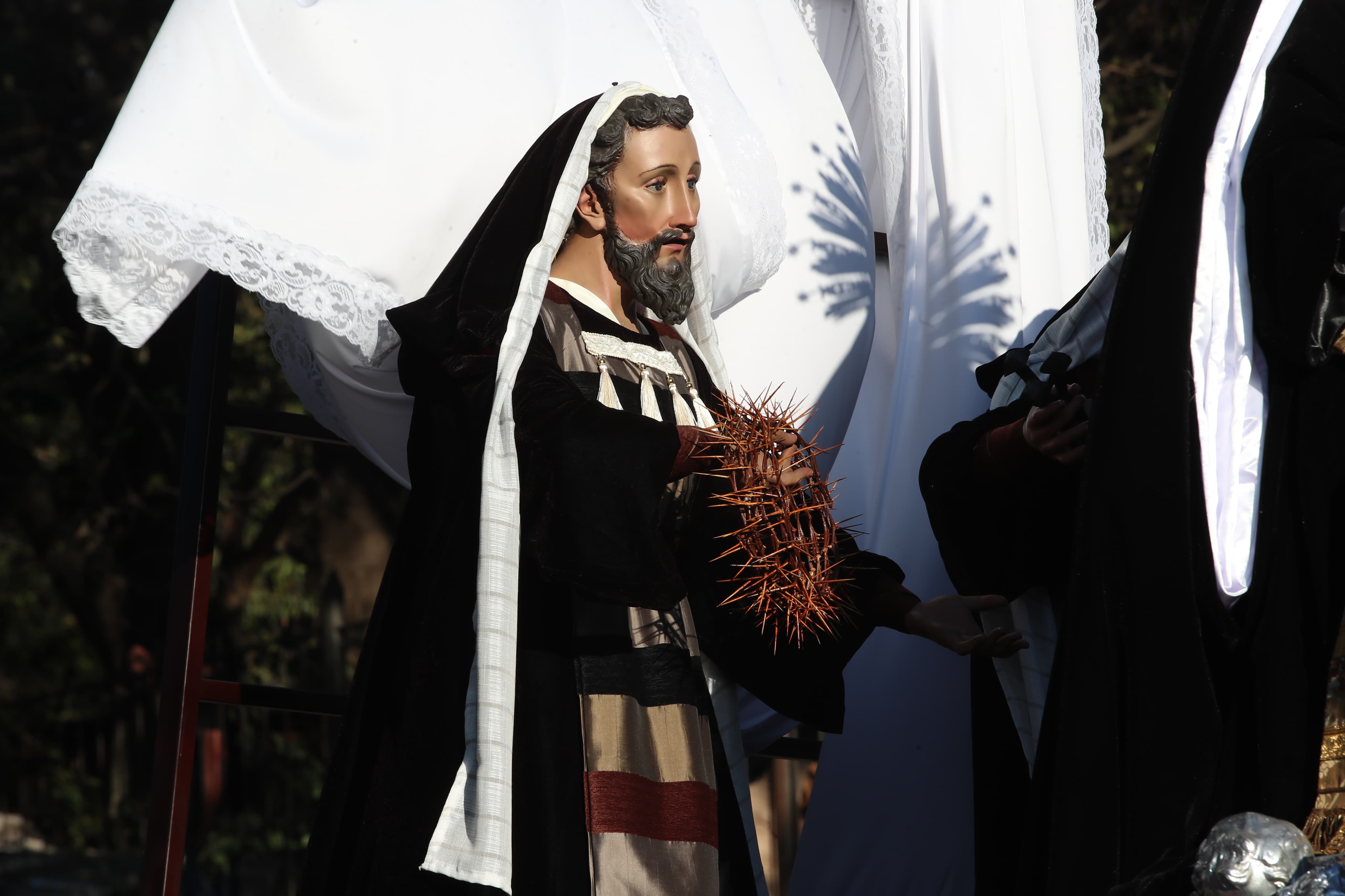 En la imagen, se observa a un santo varón al lado de la Virgen María sosteniendo la corona de espinas del cristo yacente. (Foto Prensa Libre: Byron Rivera Baiza)
