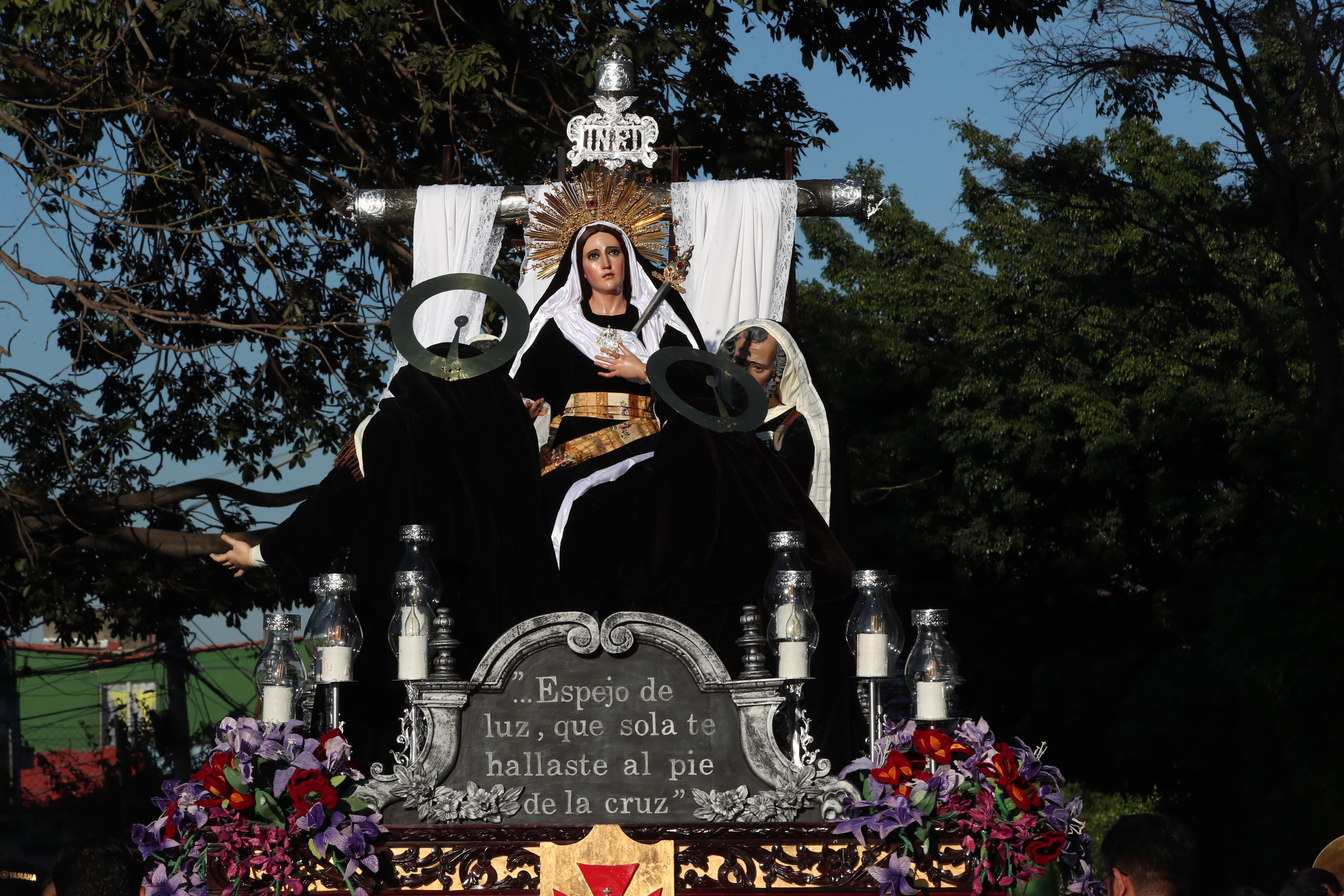 “…Espejo de luz, que sola te hallaste al pie de la cruz” es el mensaje que porta la procesión de la Virgen de Dolores del Santuario Arquidiocesano del Señor de San José. (Foto: Byron Rivera Baiza)