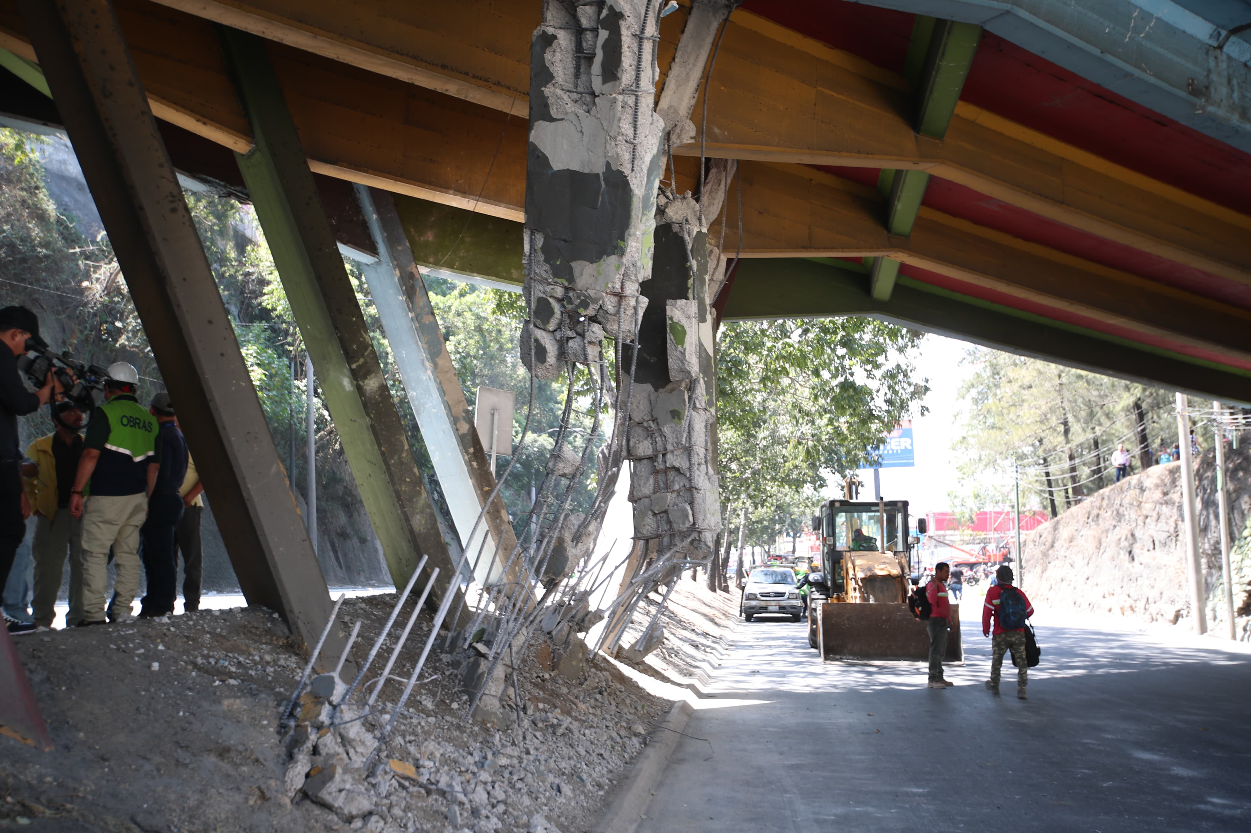 Las columnas que sostienen el puente Adolfo Mijangos López, en el Periférico, quedaron dañadas, luego de que un tráiler chocara la estructura. (Foto Prensa Libre: Byron Baiza)