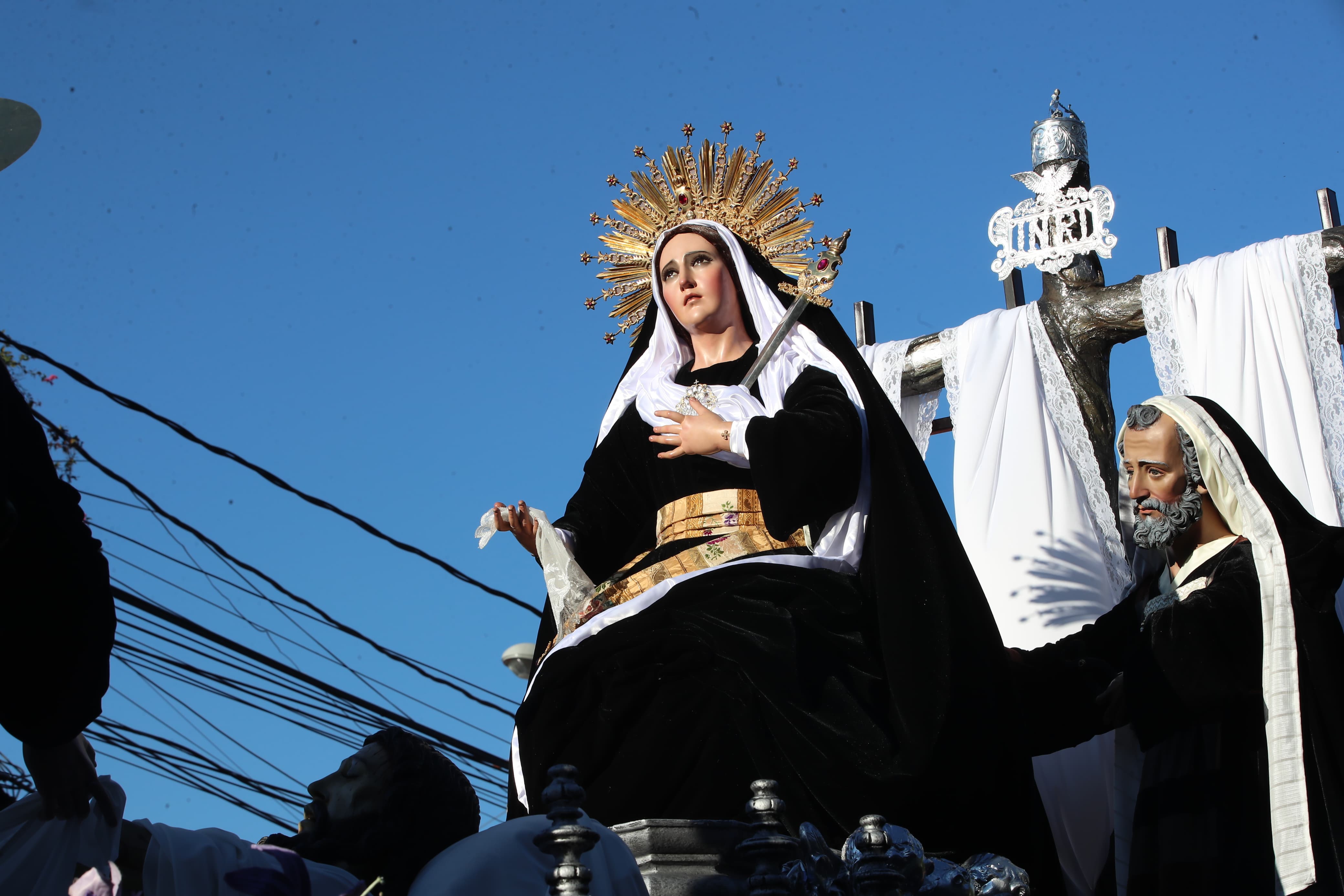 La procesión es un recordatorio sobre el amor y sufrimiento que la Virgen María padeció por el acto de descendimiento de Jesús. Porta una daga apuntada a su corazón que representa el dolor que sufrió su hijo.  (Foto Prensa Libre: Byron  Rivera Baiza)