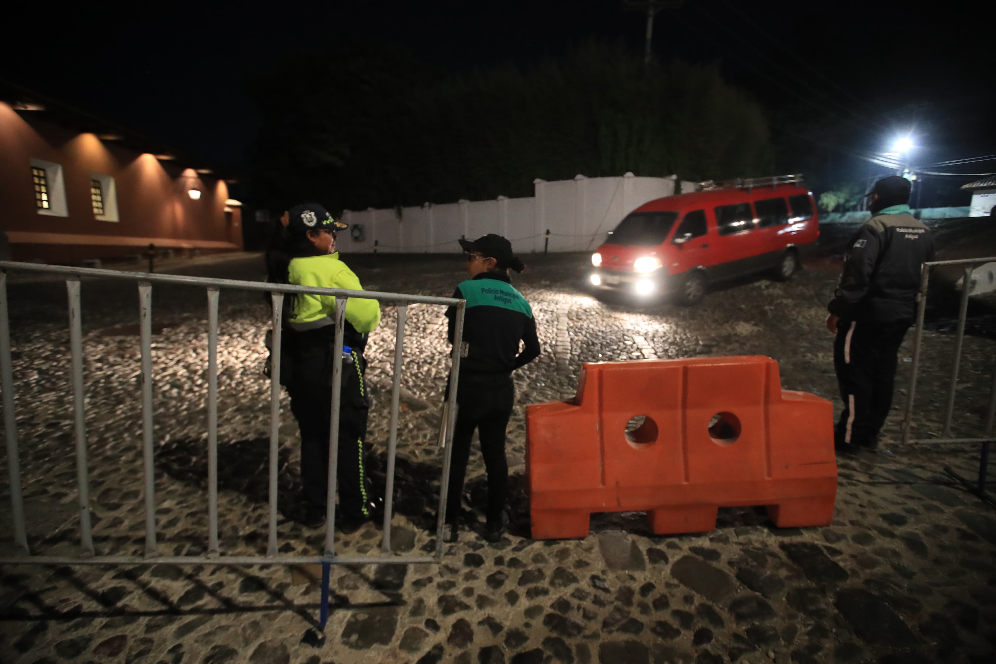 Agentes de la Policía Municipal de Antigua Guatemala desde tempranas horas colocan barreras que impiden el ingreso habitual por la 3ra calle Oriente. (Foto Prensa Libre: Carlos Hernández Ovalle)