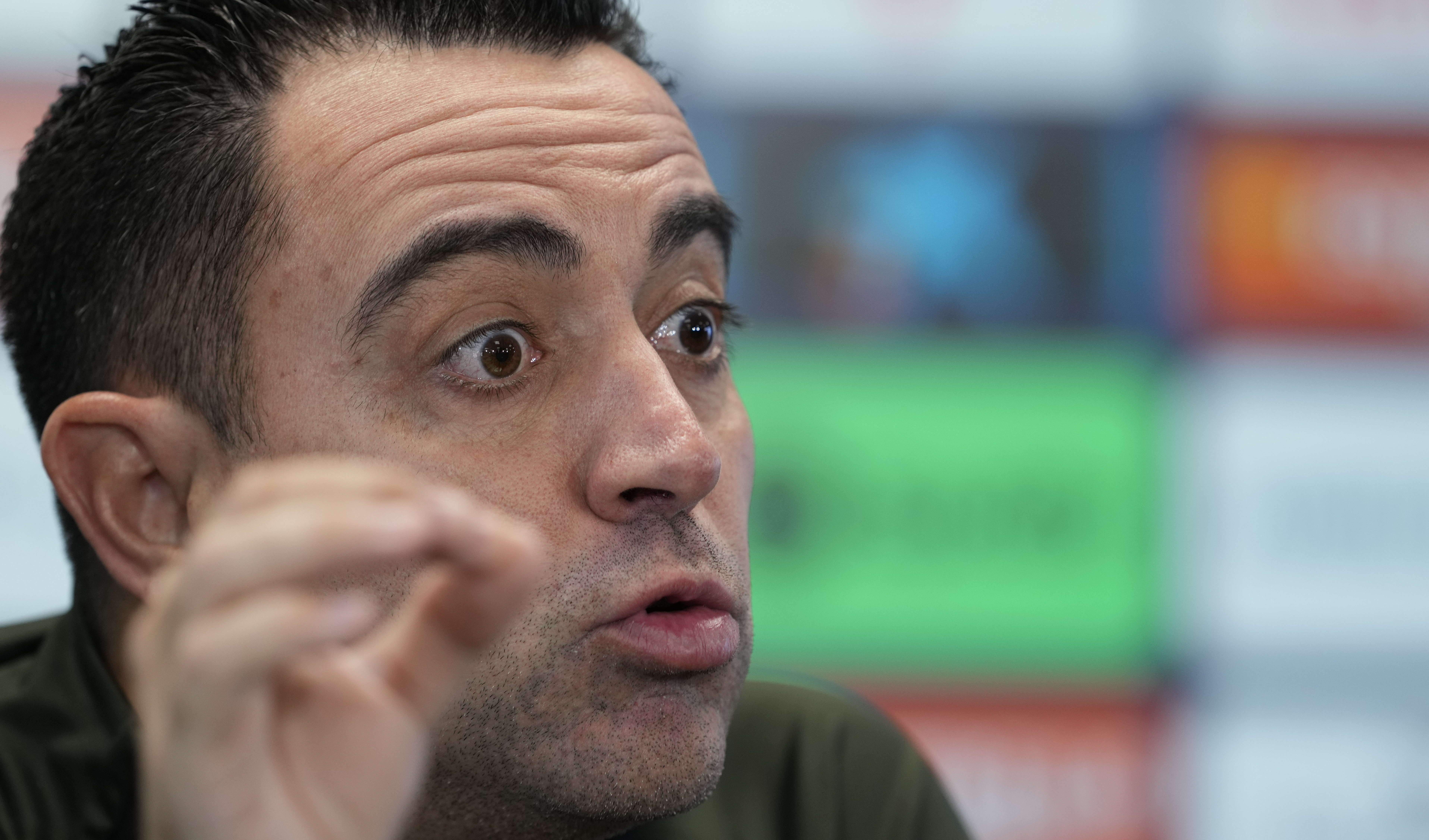 El entrenador del FC Barcelona, Xavi Hernández, durante la rueda de prensa anterior el Deportivo Alavés. (Foto Prensa Libre: EFE)