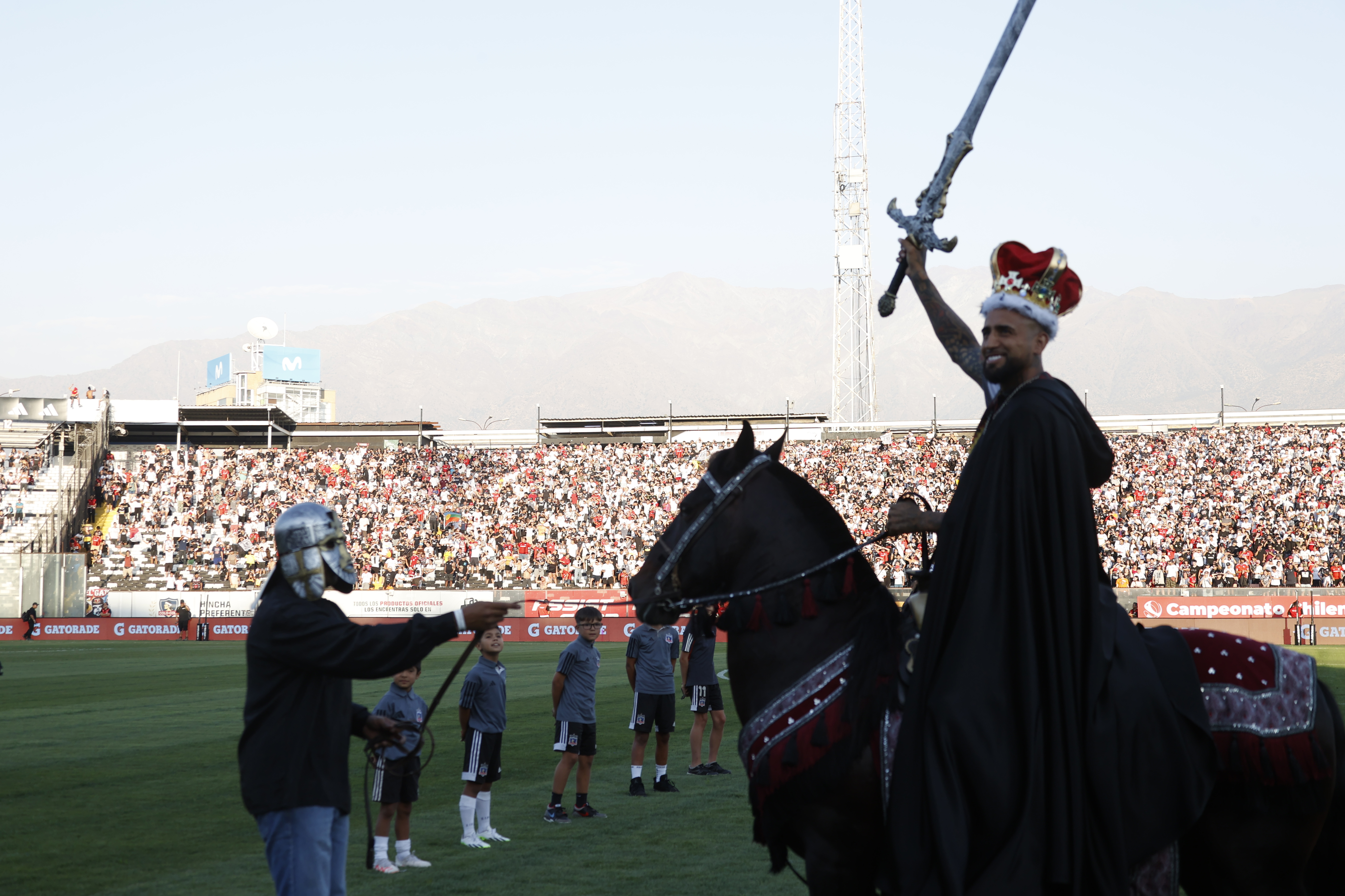 Arturo Vidal monta en caballo durante su presentación como nuevo jugador de Colo Colo