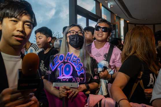 Estas son algunas de las imágenes desde el arribo de Lionel Messi con el Inter Miami a Hong Kong, hasta el partido contra un combinado del país. (Foto Prensa Libre: AFP)