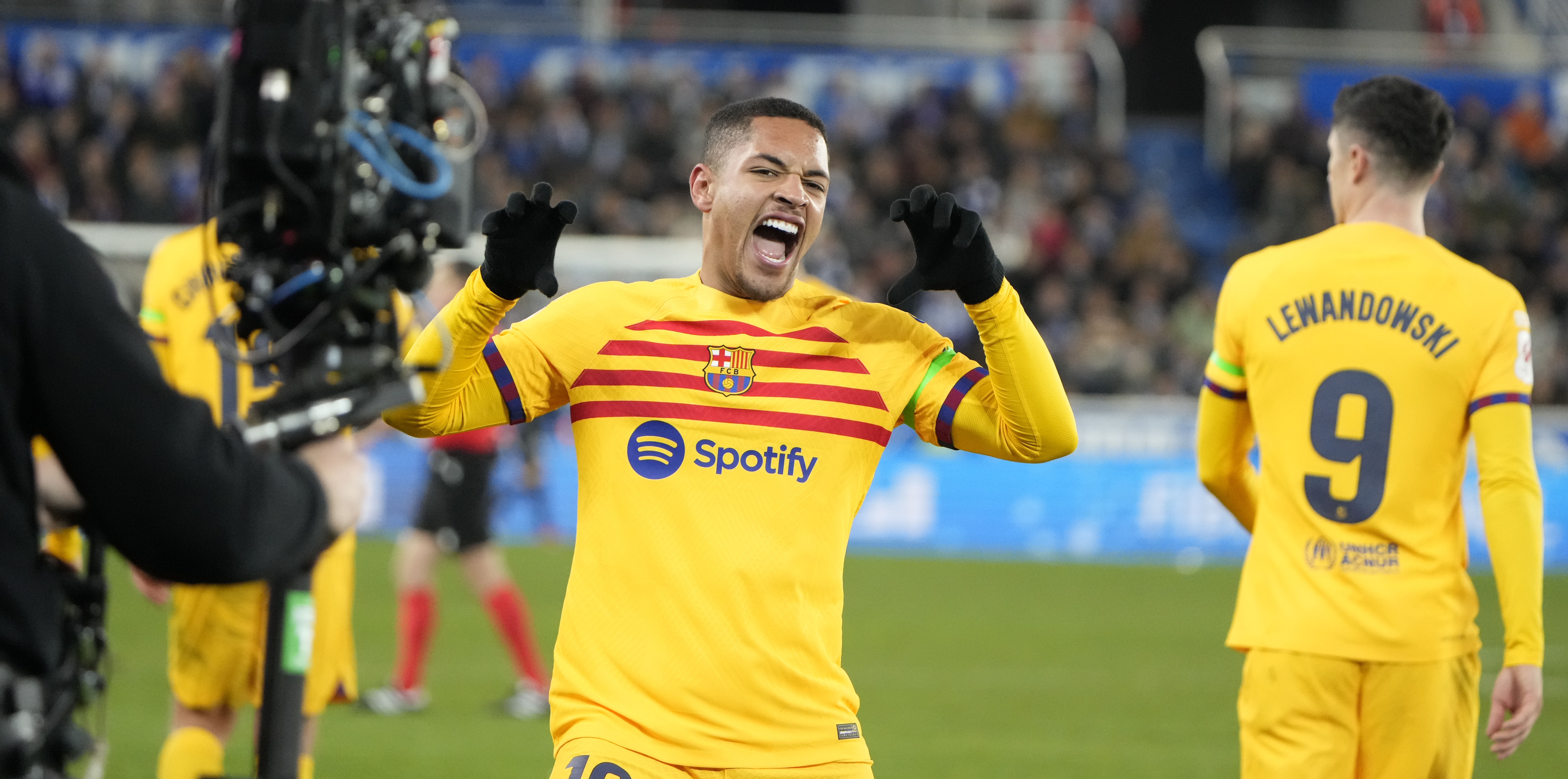 El delantero del Barcelona, Vitor Roque, celebra tras marcar el tercer gol ante el Alavé. (Foto Prensa Libre: EFE)