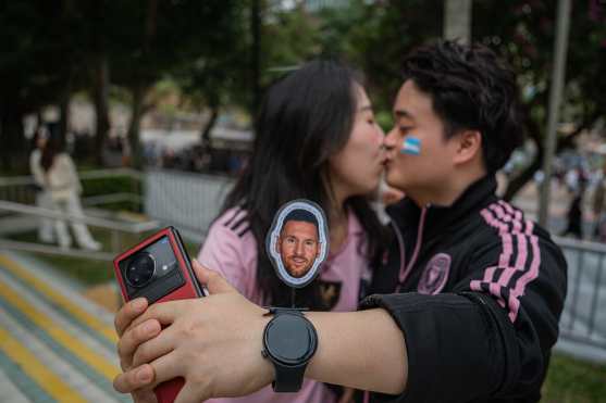 Estas son algunas de las imágenes desde el arribo de Lionel Messi con el Inter Miami a Hong Kong, hasta el partido contra un combinado del país. (Foto Prensa Libre: AFP)