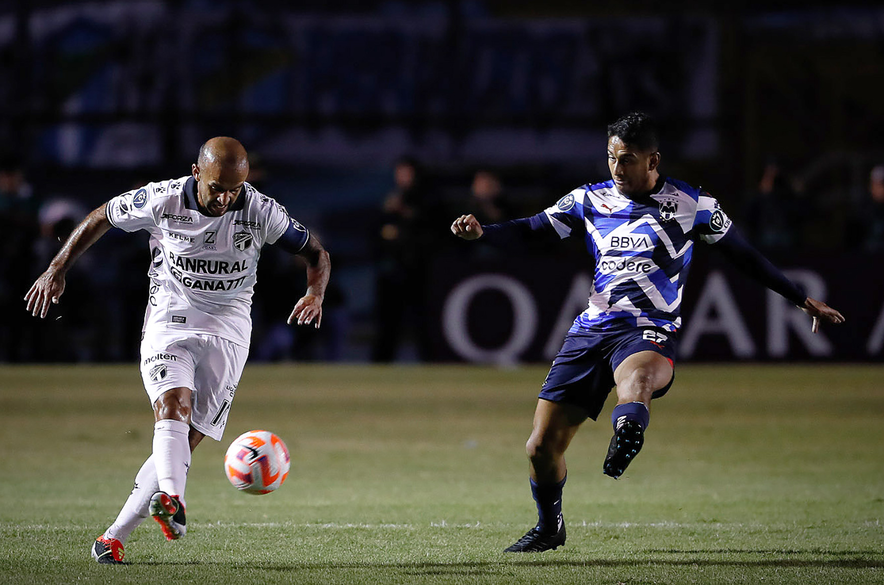 José Conteras del Comunicaciones disputa el balón ante Luis Romo del Monterrey.