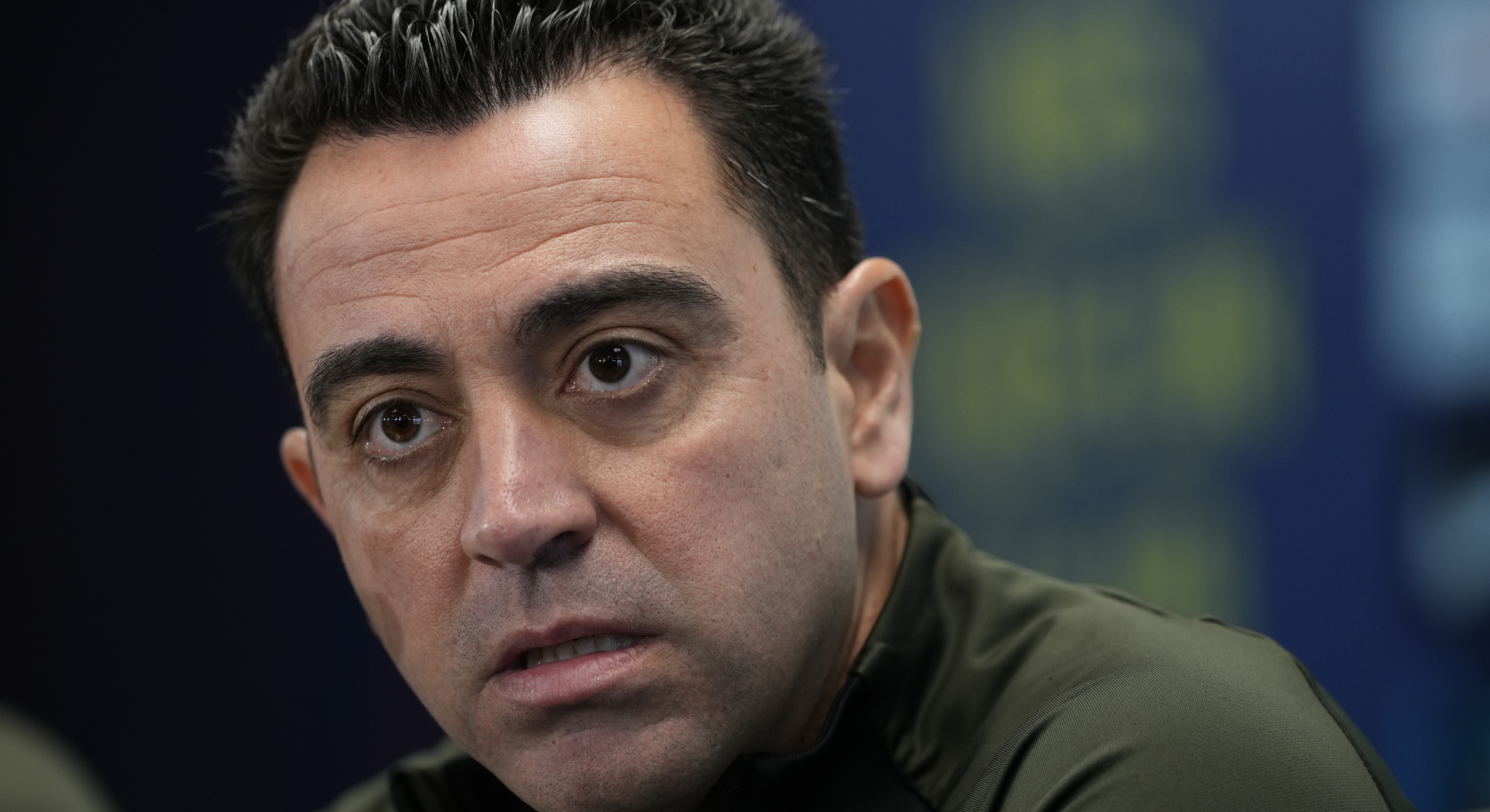 El entrenador del FC Barcelona, Xavi Hernández, ofrece una rueda de prensa después del entrenamiento en la ciudad deportiva Joan Gamper este sábado para preparar su enfrentamiento liguero contra el Granada FC. (Foto Prensa Libre: EFE)