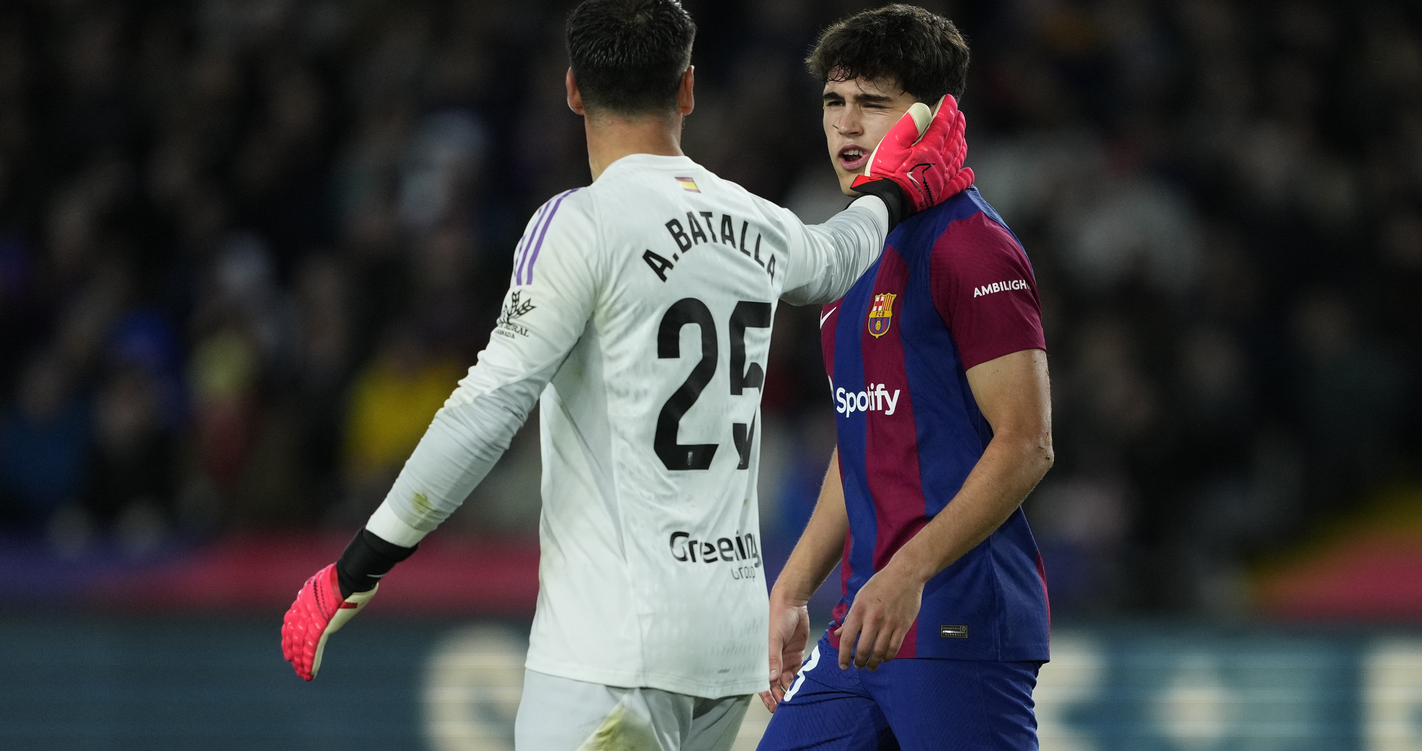 El defensa del FC Barcelona, Pau Cubarsi (d) y el guardameta argentino del Granada, Augusto Batalla, durante el encuentro entre FC Barcelona y Granada en estadio Lluis Companys. (Foto Prensa Libre: EFE)