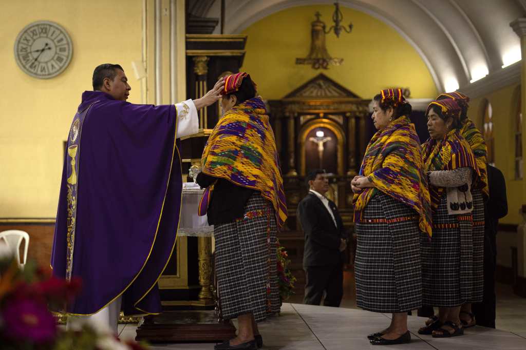 Pueblos mayas celebrando el Miércoles de Ceniza en Guatemala