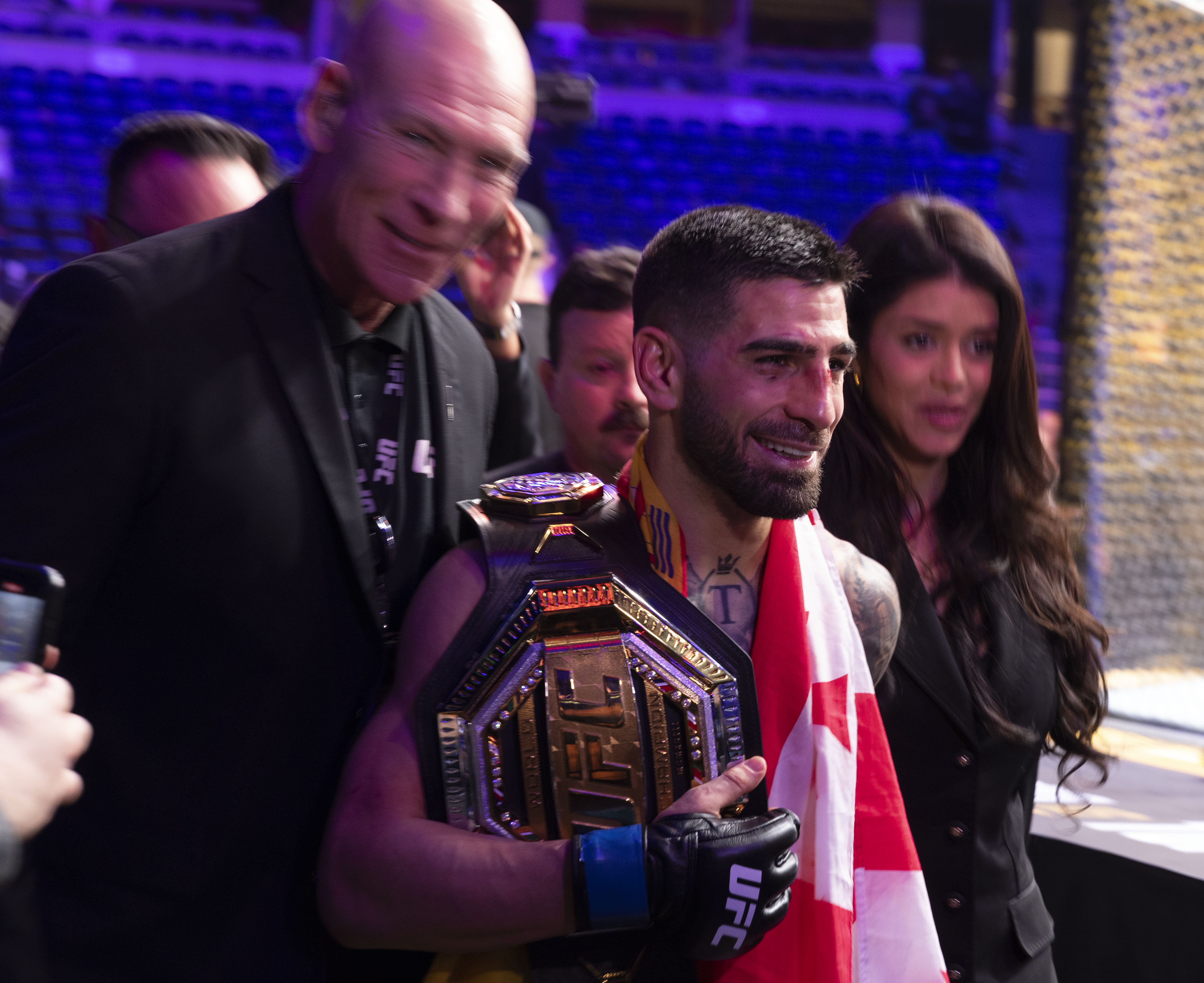 El luchador hispanogeorgiano, Ilia Topuria, con su cinturón tras su victoria contra el australiano, Alexander Volkanovski, durante el combate del UFC298. (Foto Prensa Libre: EFE)