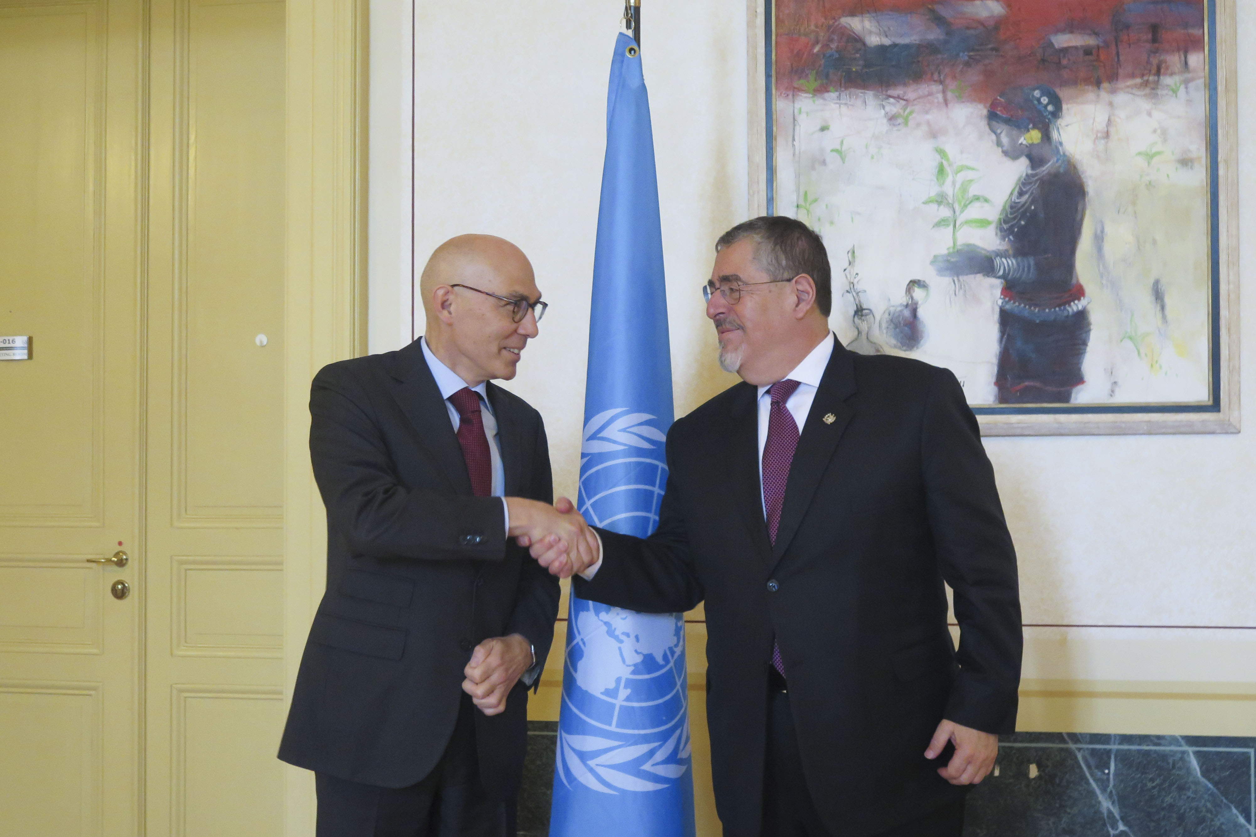 El presidente de Guatemala, Bernardo Arévalo (d), se reunió este miércoles en Ginebra con el alto comisionado de la ONU para los Derechos Humanos, Volker Türk. (Foto Prensa Libre: EFE)