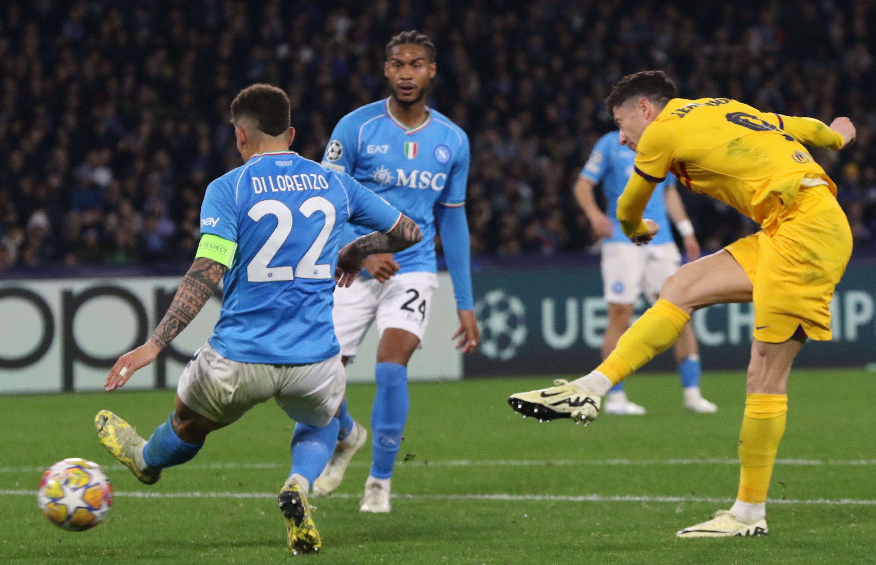 Robert Lewandowski en la acción en donde anota el gol del FC Barcelona sobre el Napoli.