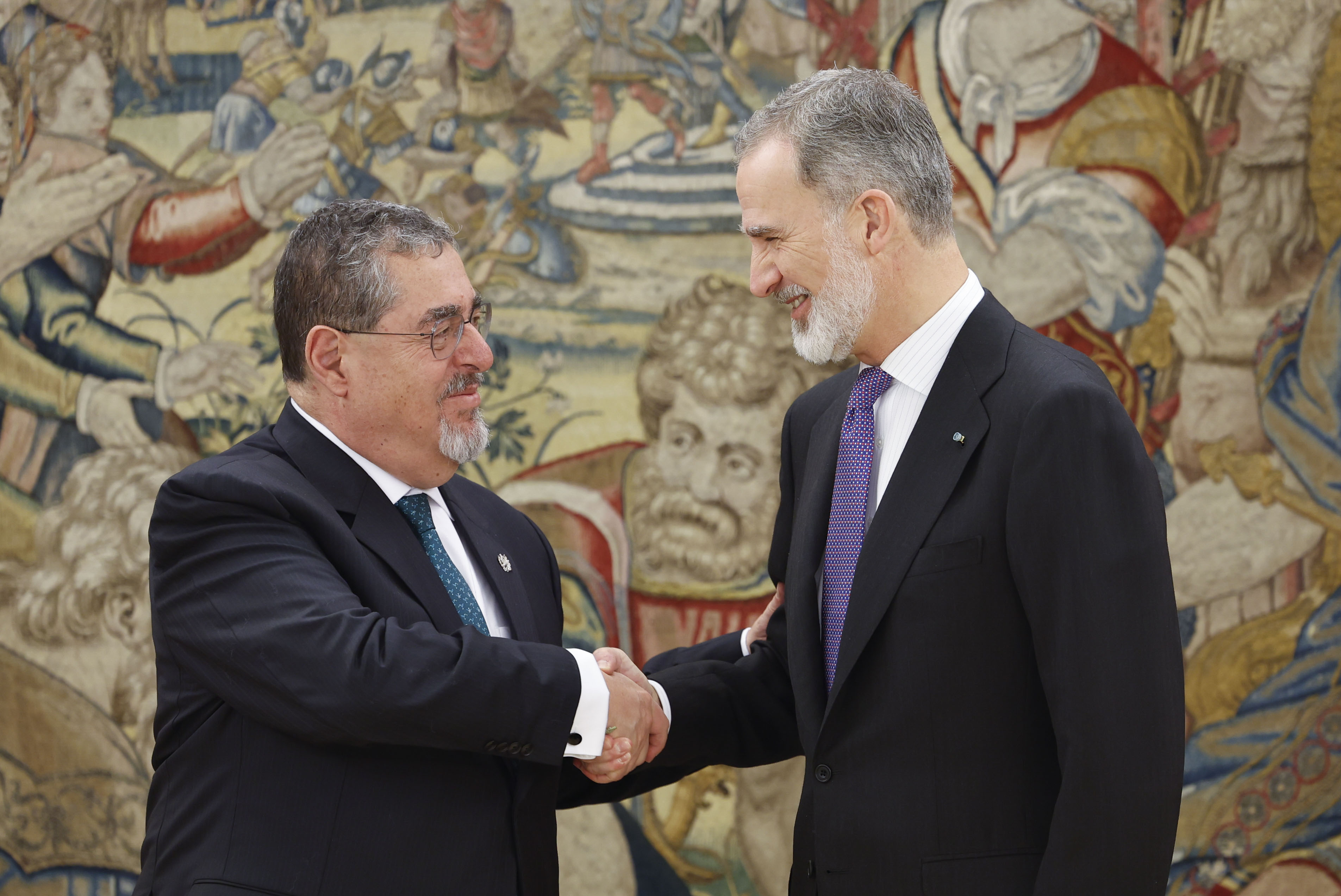 El rey Felipe VI recibe en audiencia al presidente de Guatemala, Bernardo Arévalo de León, este jueves en el palacio de la Zarzuela en Madrid.  (Foto Prensa Libre: EFE)