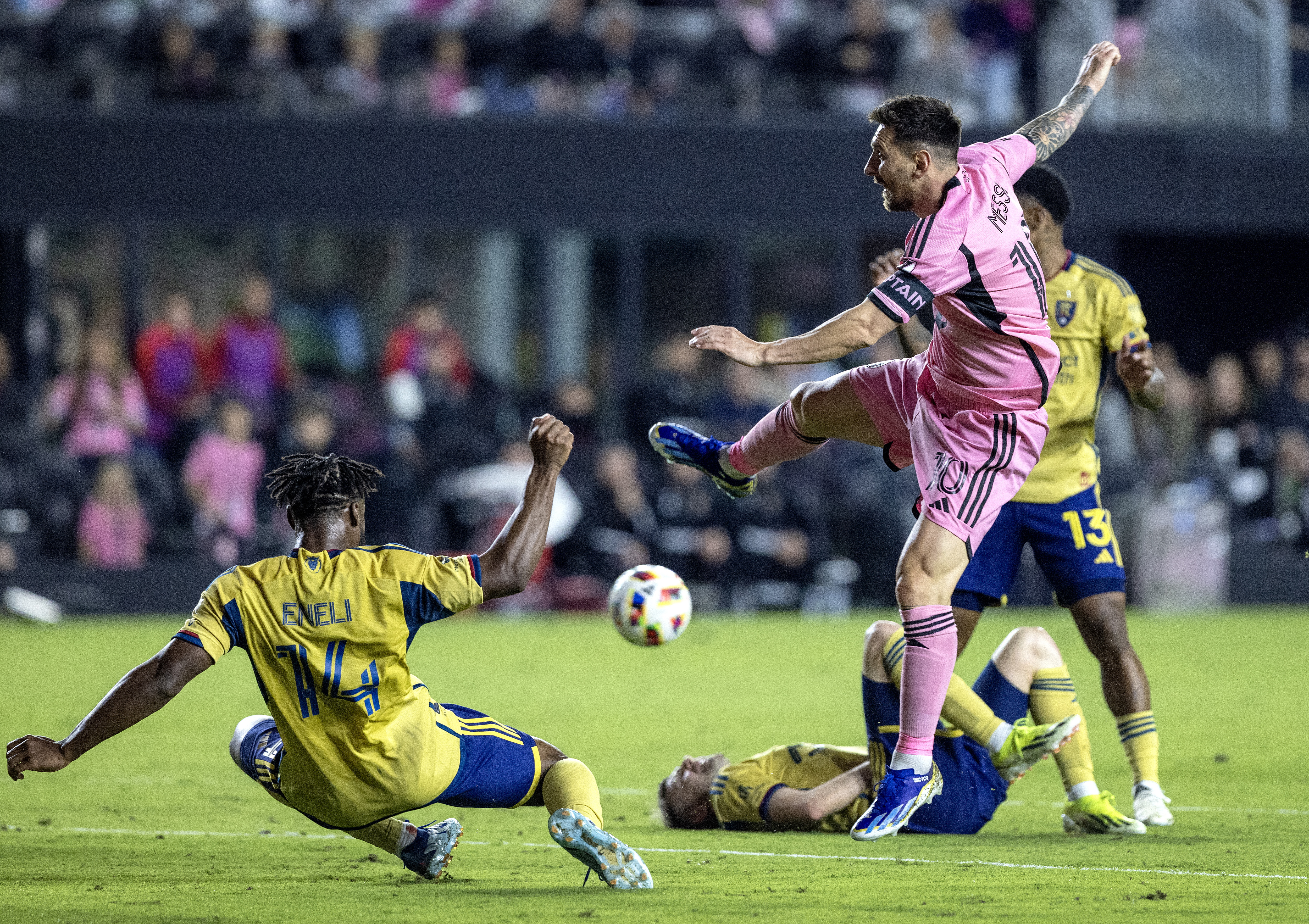 Lionel Messi en acción con el Inter Miami contra el Real Salt Lake en la MLS.