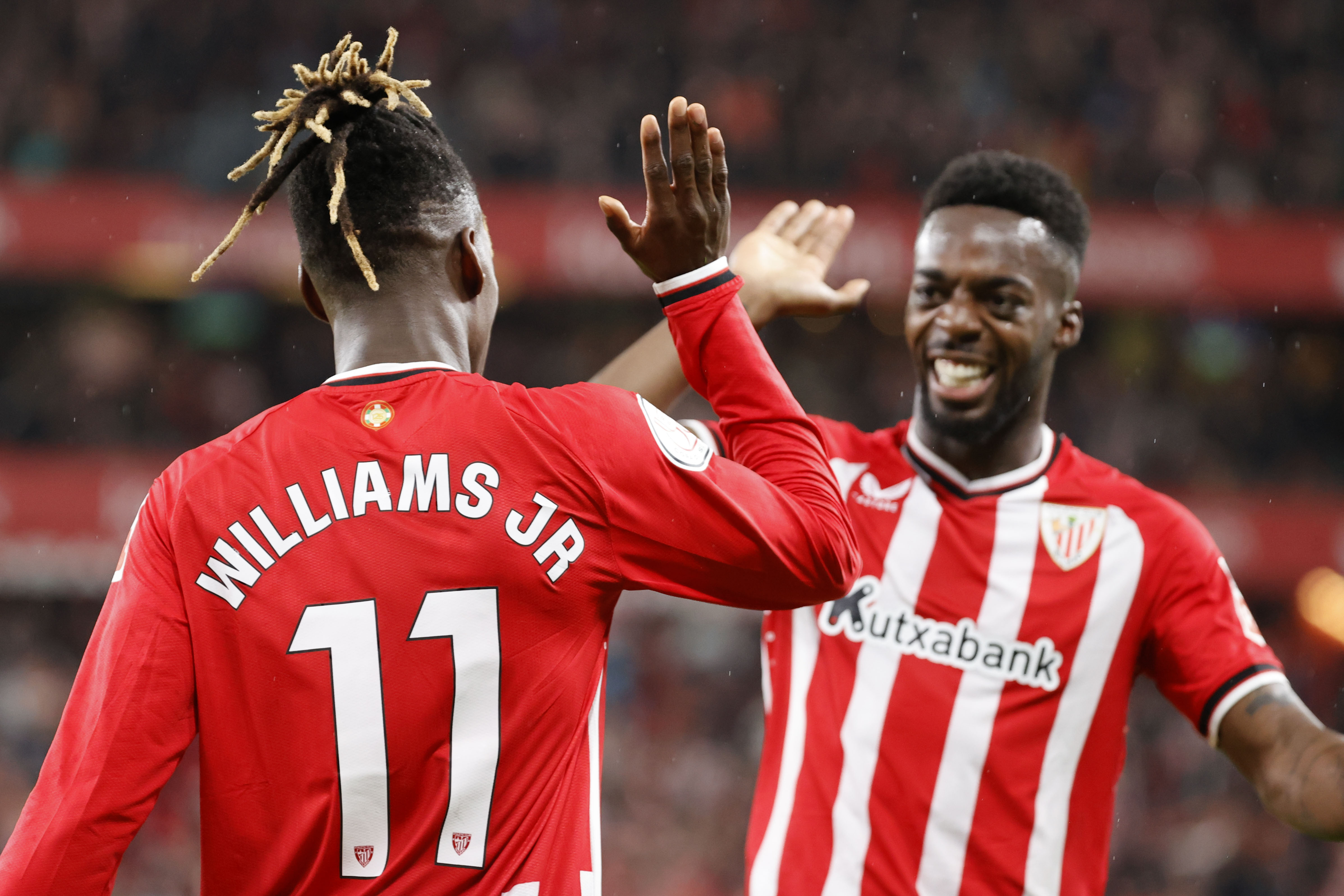 El centrocampista del Athletic Club Nico Williams celebra con su hermano Iñaki su gol.