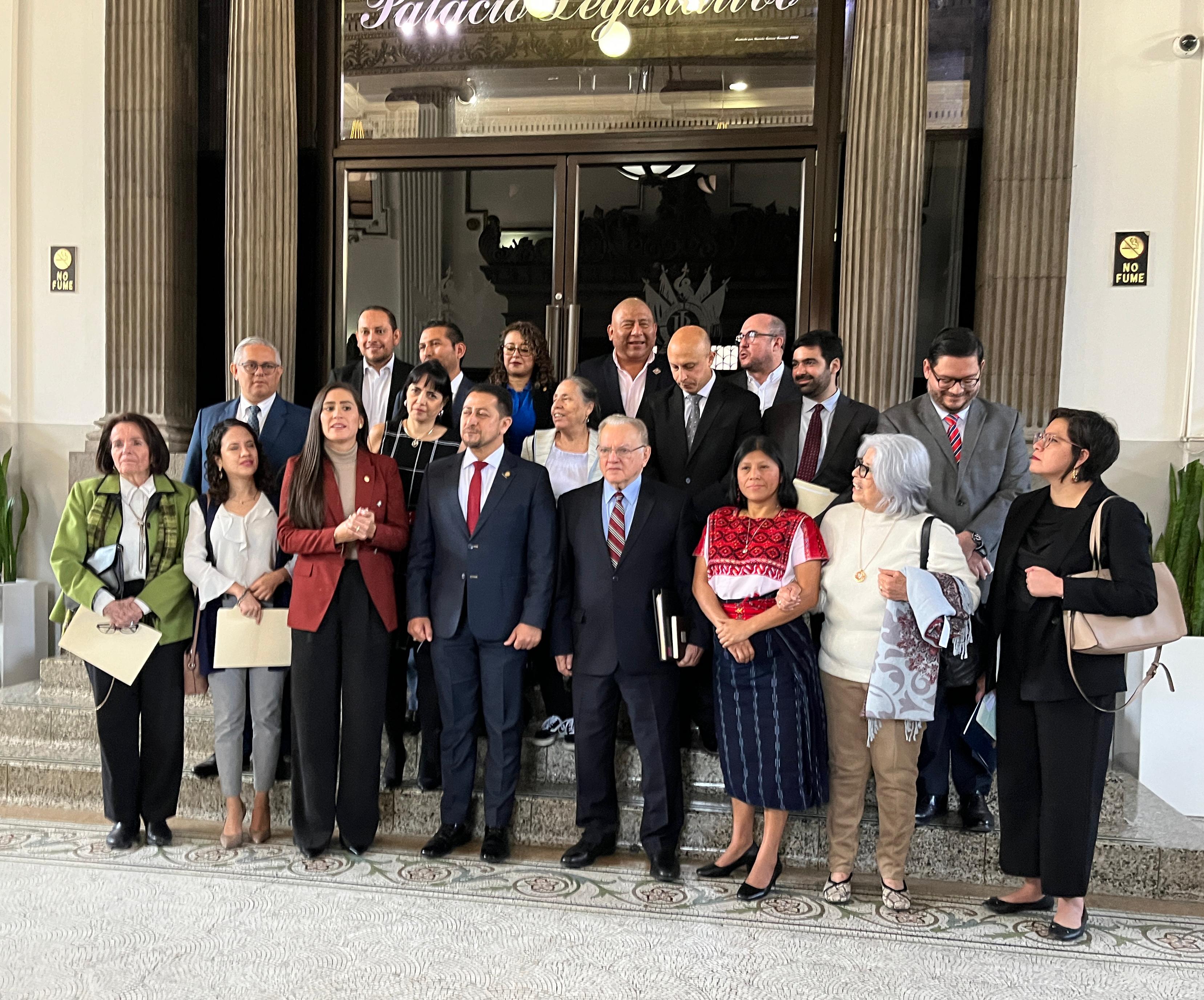 Integrantes del Foro Guatemala se reúnen con la Junta Directiva del Congreso de la República. (Foto Prensa Libre: Michelle Velásquez)