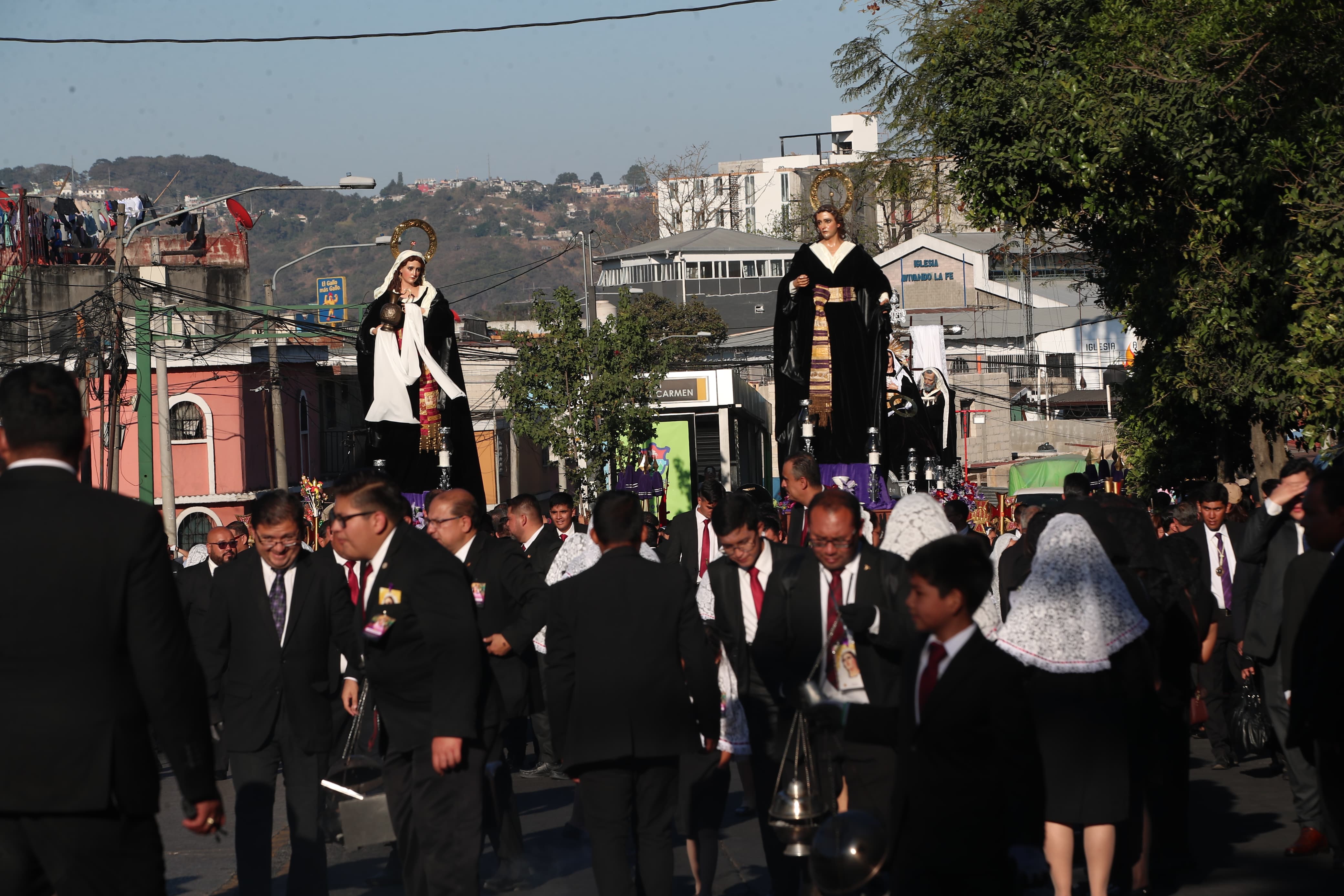 María Magdalena y San Juan acompañan a la Virgen María por las calles del Centro Histórico. (Foto Prensa Libre: Byron Rivera Baiza) 


