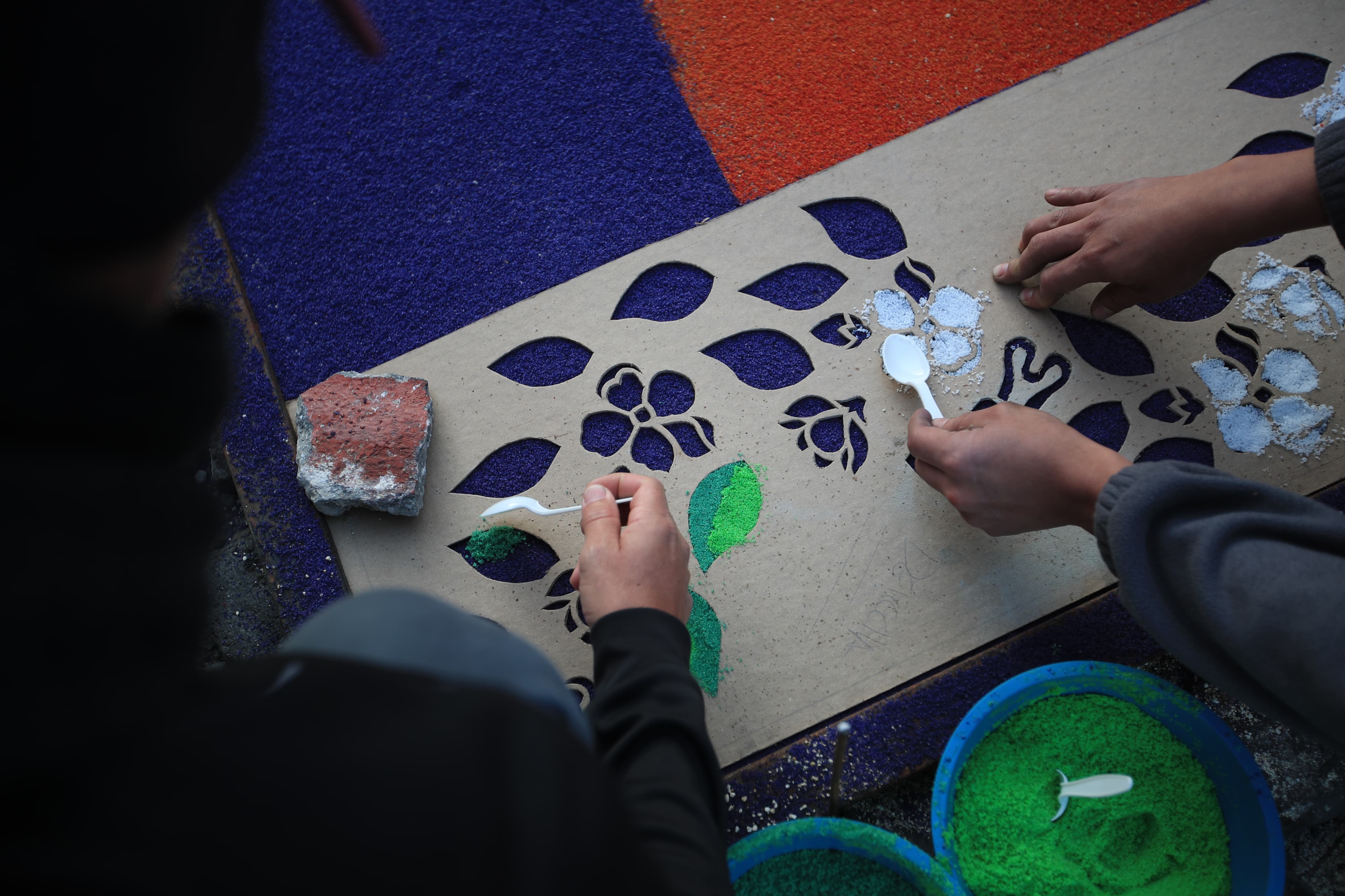 Alfombra elaborada con sal teñida por la familia Díaz Santa Cruz. (Foto Prensa Libre: Carlos Hernández Ovalle)
