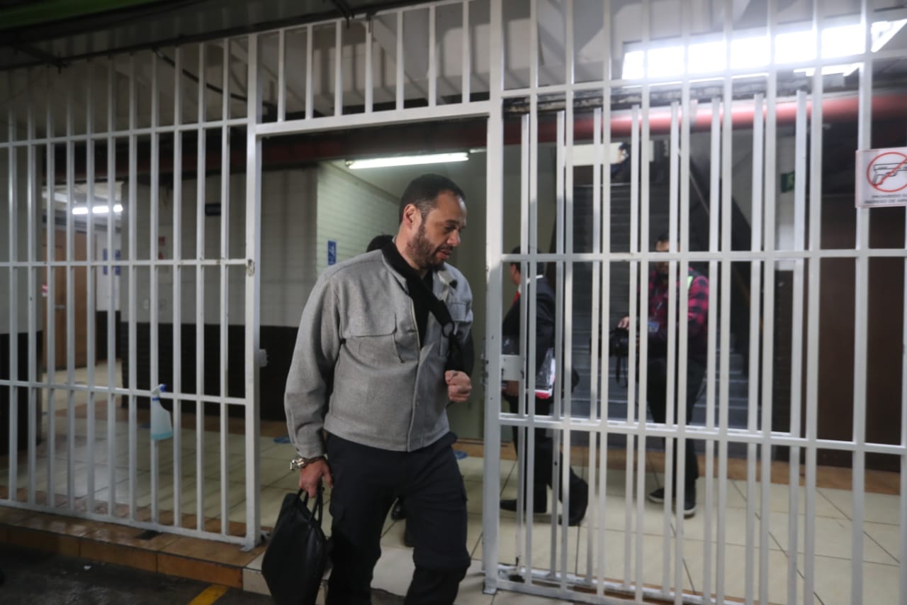 El exministro de Comunicaciones, José Luis Benito, sale de la Torre de Tribunales, donde participó en una audiencia de aceptación de cargo por el caso de los Q122 millones hallados en maletas en Antigua Guatemala. (Foto Prensa Libre: Érick Ávila)