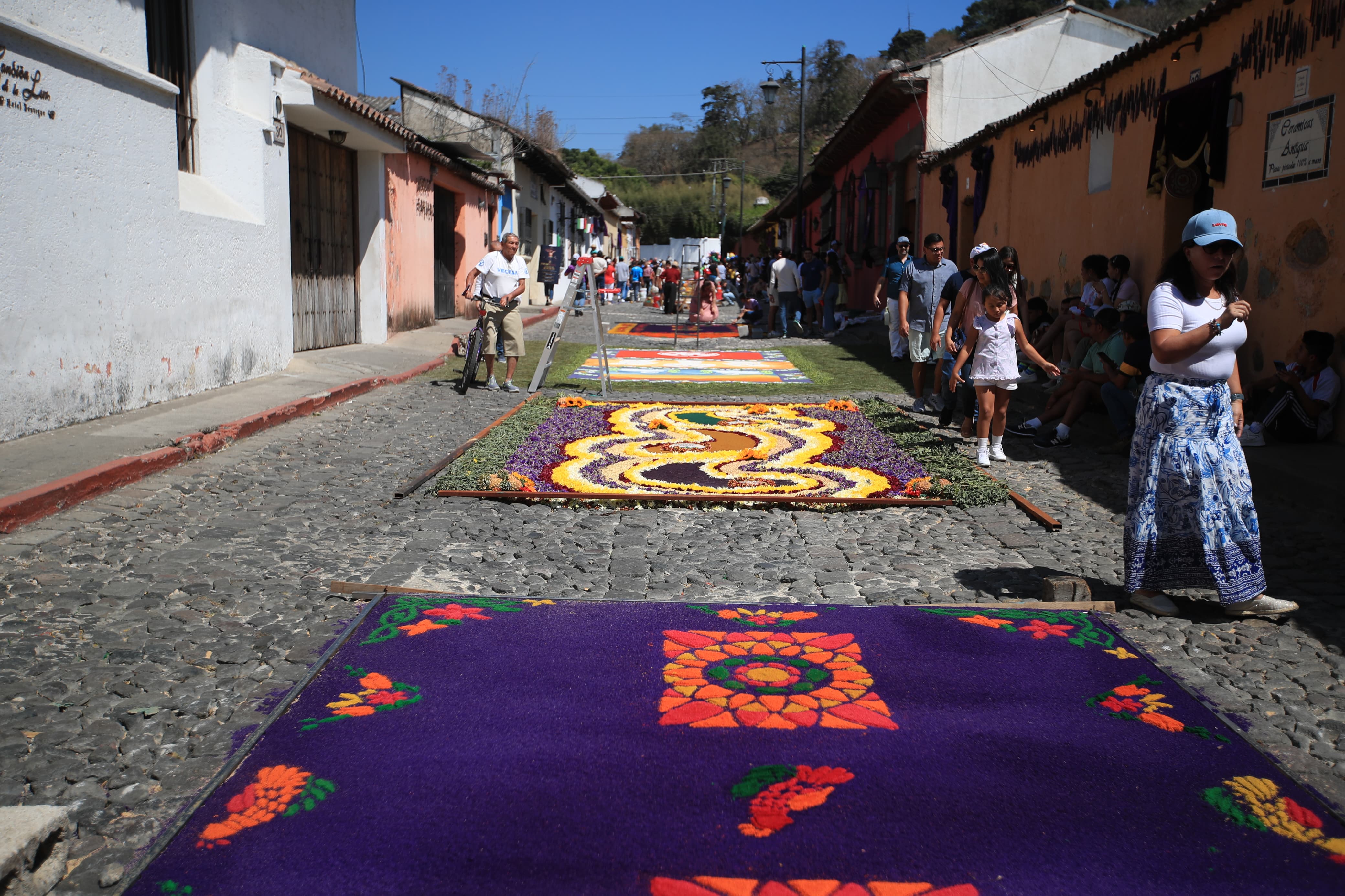 Turistas nacionales y extranjeros viajan durante la Semana Santa para apreciar las procesiones y alfombras. (Foto Prensa Libre: Carlos Hernández Ovalle)