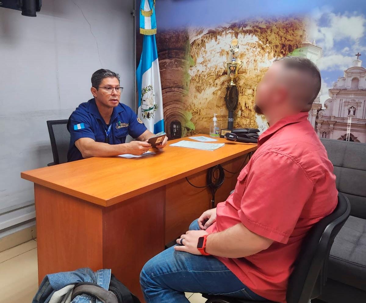 El ciudadano estadounidense fue notificado en el Aeropuerto Internacional la Aurora que no podía ingresar al país. (Foto Prensa Libre: Cortesía IGM)