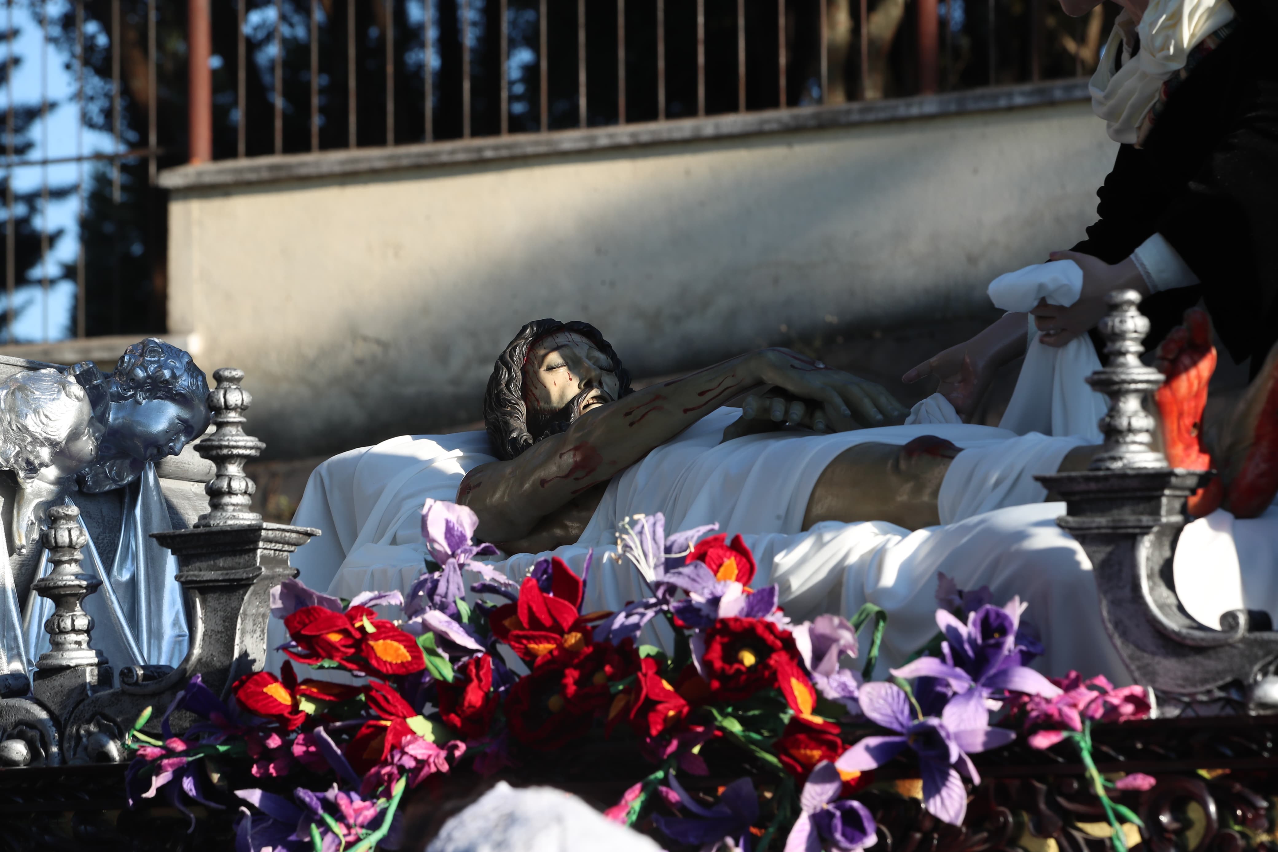 En el anda reposa la Imagen del Cristo Yacente entre sábanas luego de su descendimiento. (Foto Prensa Libre: Byron Rivera Baiza) 