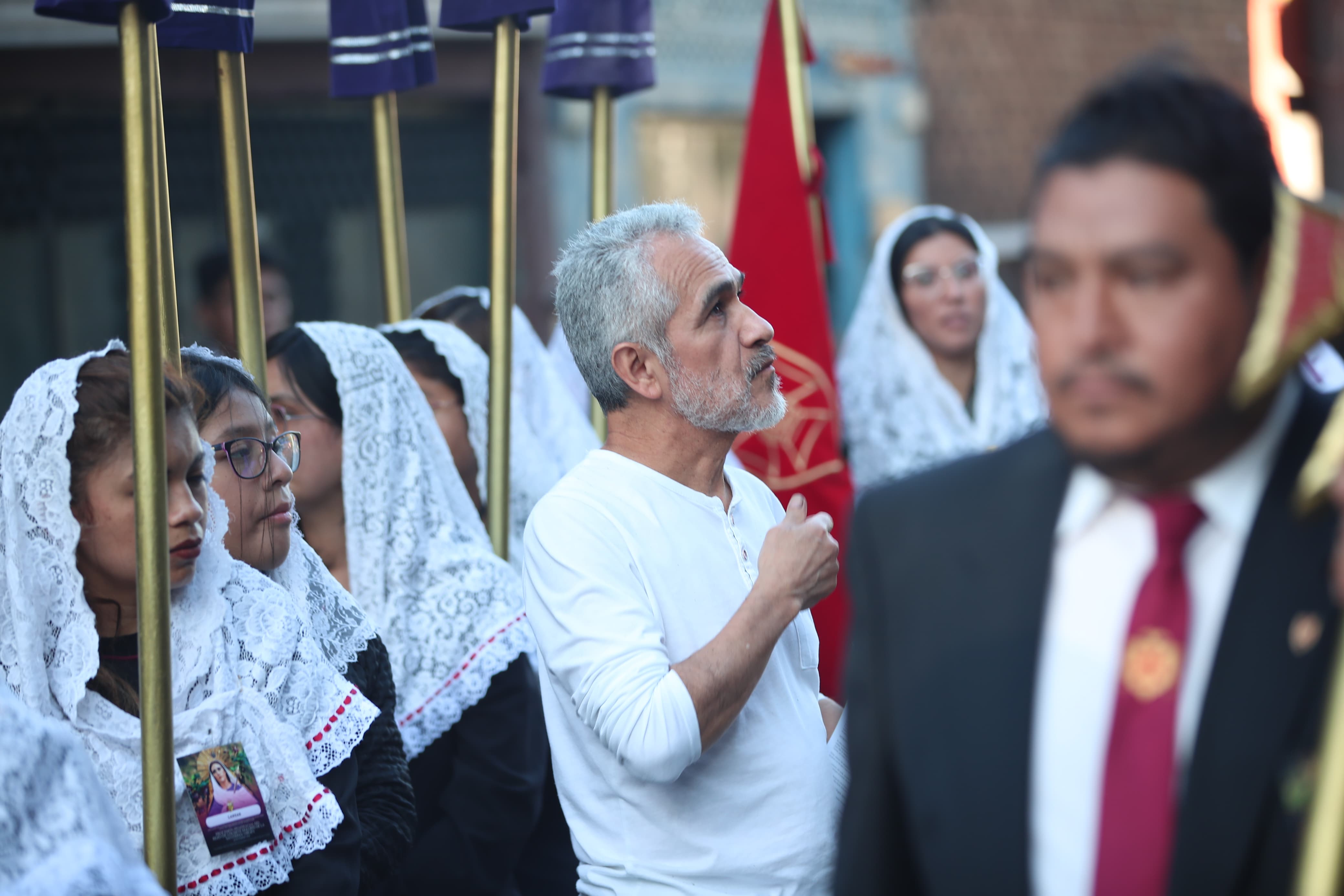 Devoto observa la procesión de la Virgen de los Dolores del Santuario Arquidiocesano del Señor de San José, en su paso por las calles de la zona 1. (Foto Prensa Libre: Byron Rivera Baiza)