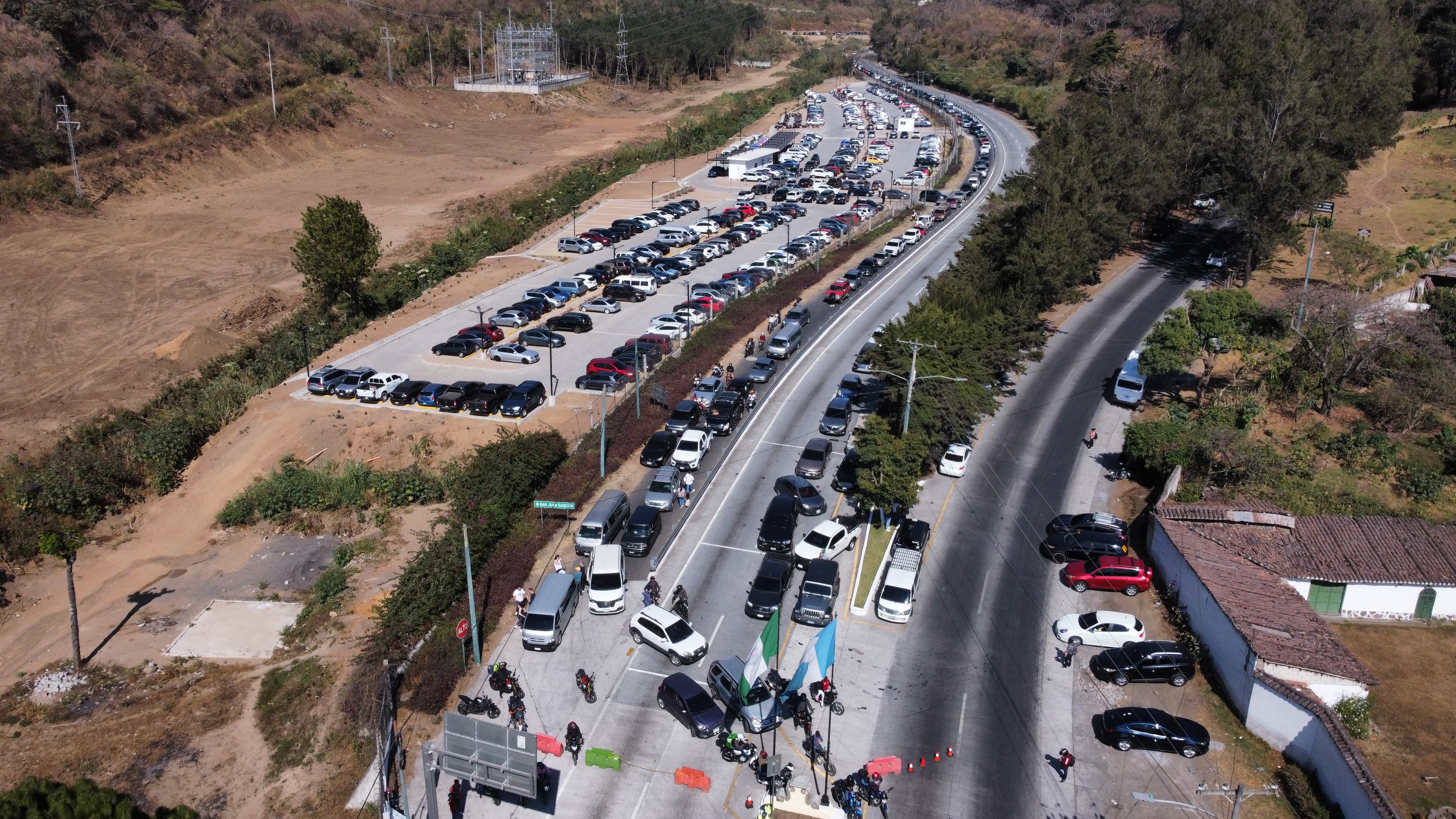 Están habilitados 5 mil espacios en parqueos municipales y más de 3 mil 800 en parqueos privados para albergar los vehículos de los miles de visitantes.  (Foto Prensa Libre: Carlos Hernández Ovalle)