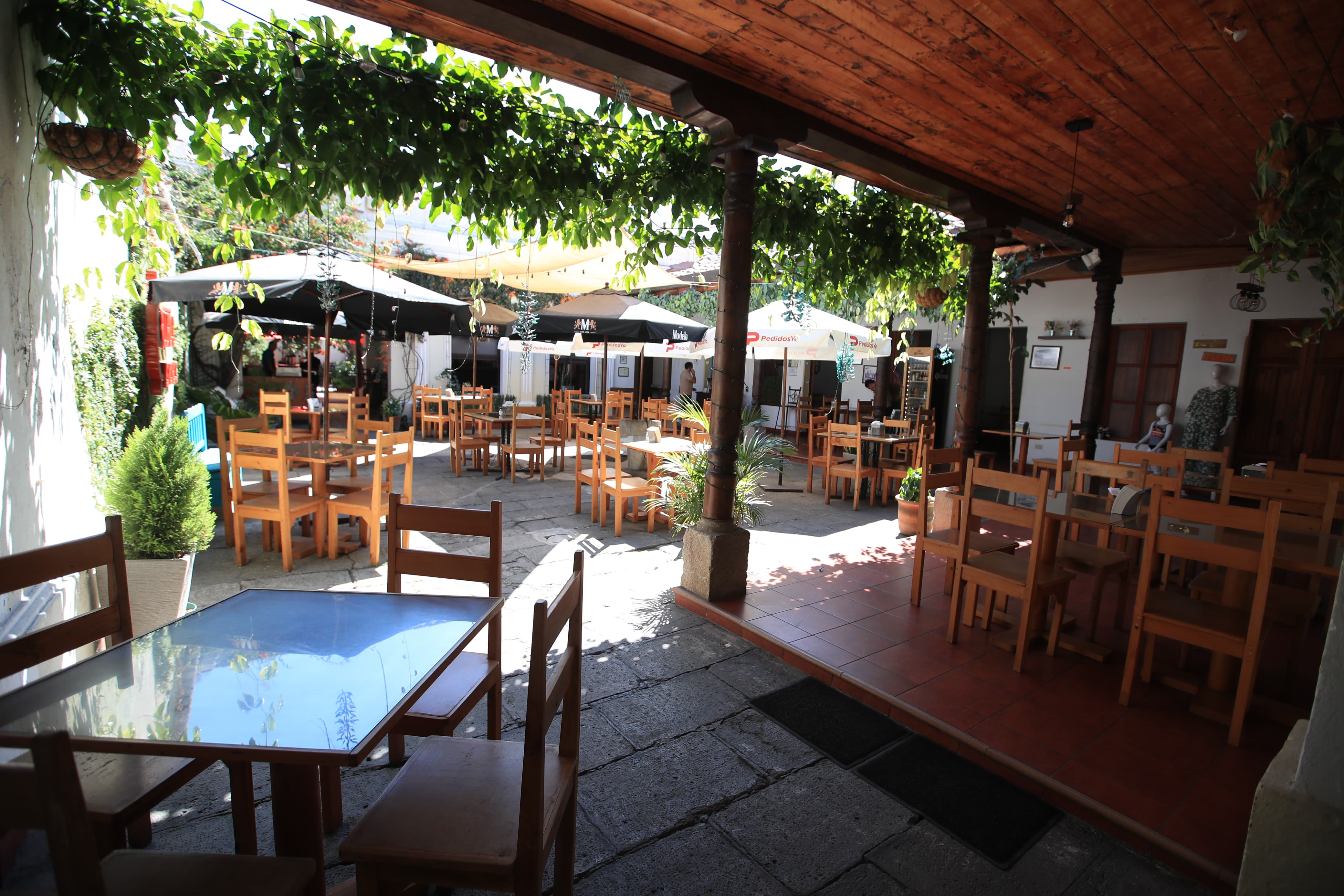 Comercios y restaurante recienten el cierre de la Antigua Guatemala. (Foto Prensa Libre: Carlos Hernández Ovalle)
