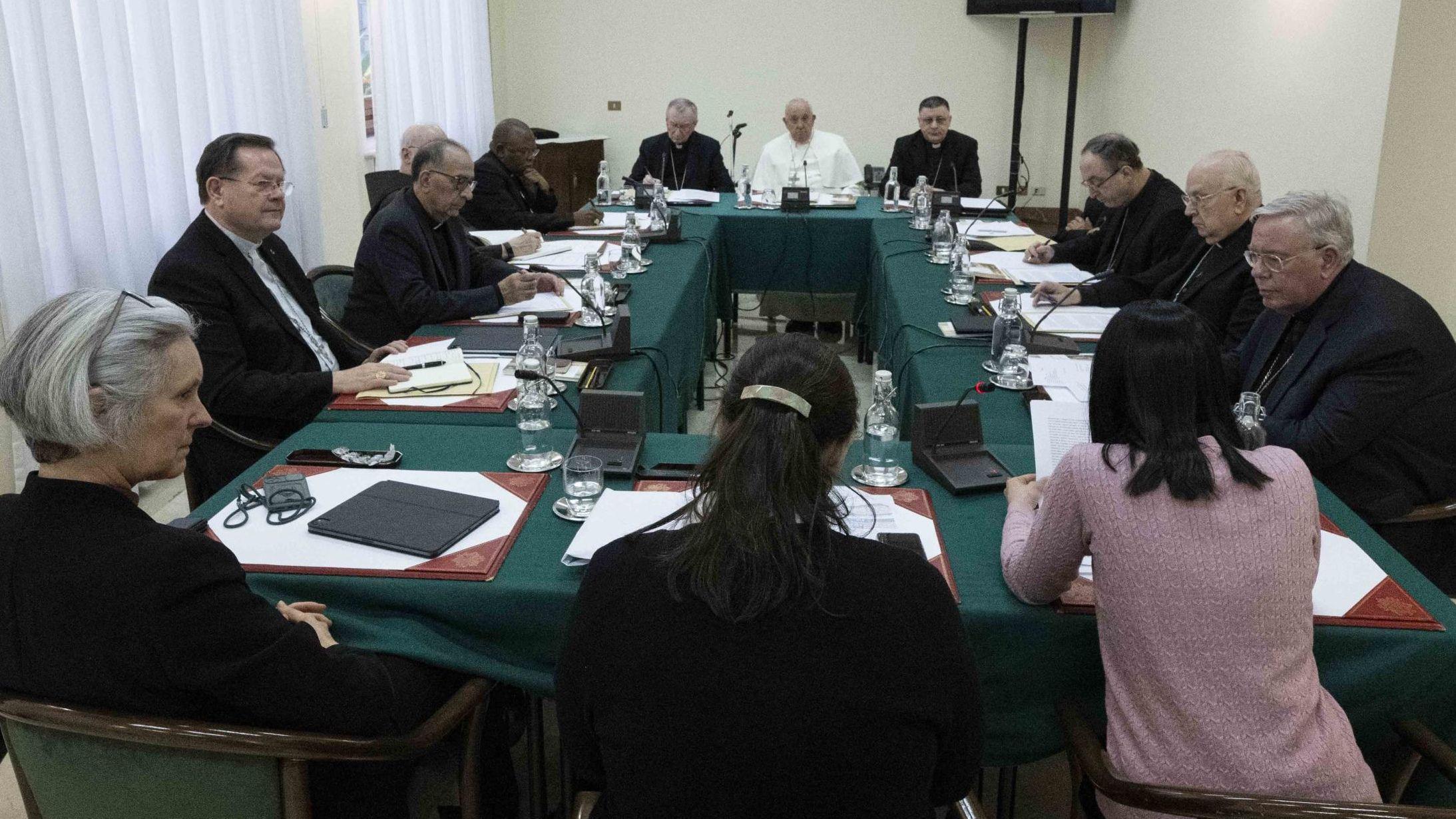 Las tres teólogas que participaron en el Consejo de Cardenales (de izq. a der. en primer plano): Jo Bailey Wells, sor Linda Pocher y Giuliva Di Berardino.