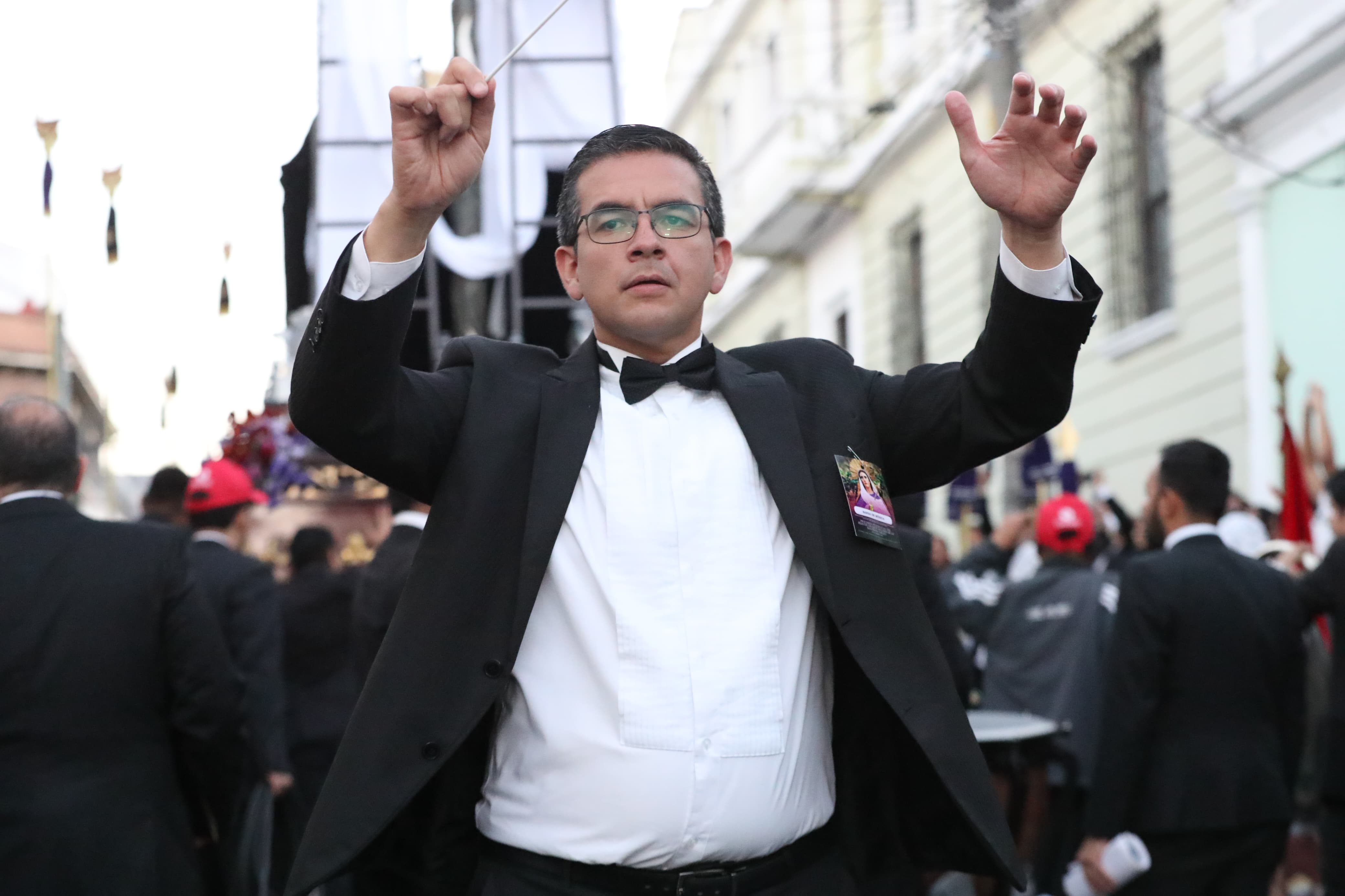 Director de banda guía a los músicos para acompañar con marchas el cortejo procesional de la Virgen de los Dolores del Santuario Arquidiocesano del Señor de San José. (Foto Prensa Libre: Michelle Velásquez)