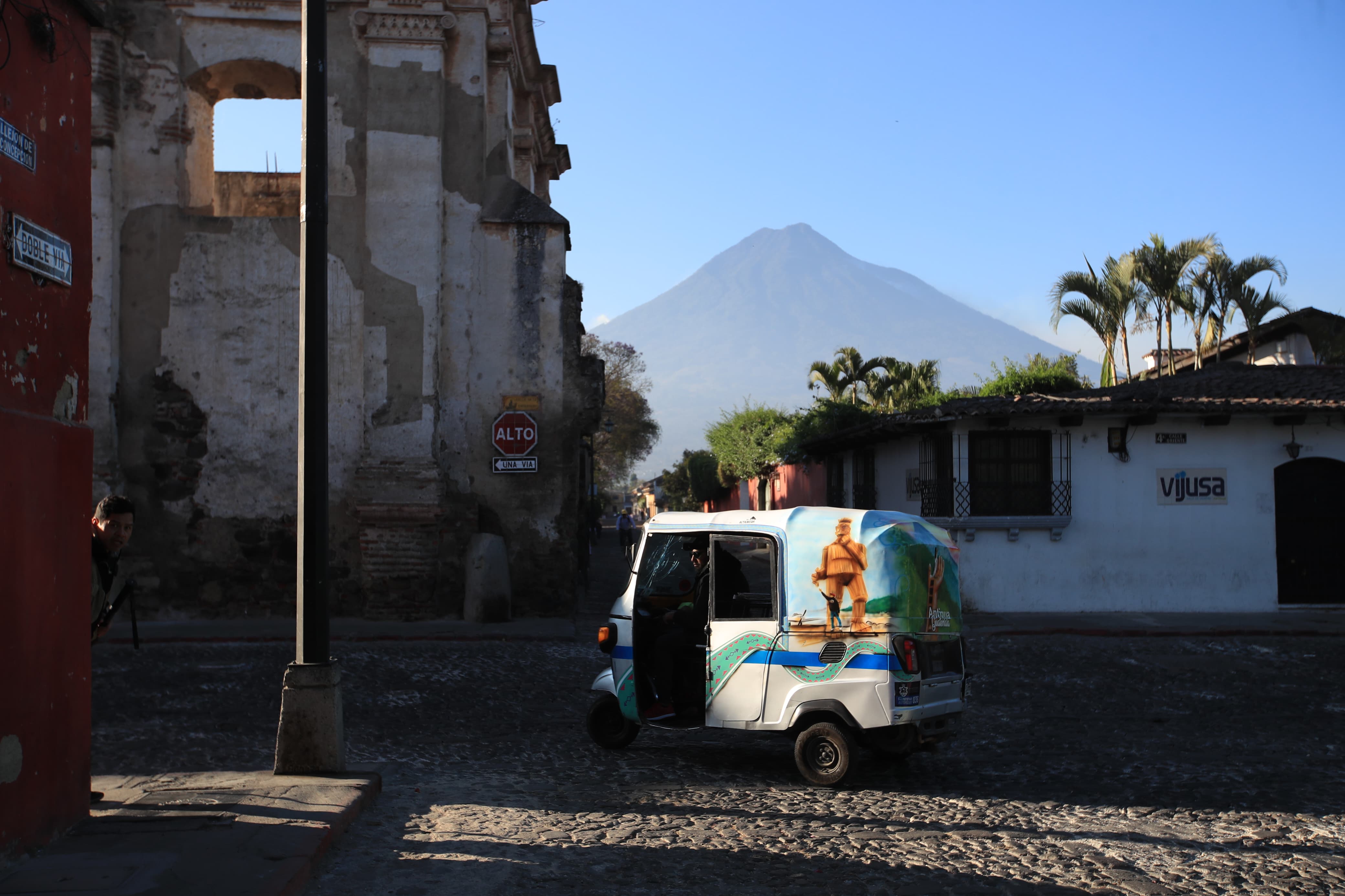 Los servicios de taxi y mototaxi tienen permitido ingresar a la periferia de la ciudad siempre y cuando no interrumpan las vías procesionales. (Foto Prensa Libre: Carlos Hernández Ovalle)