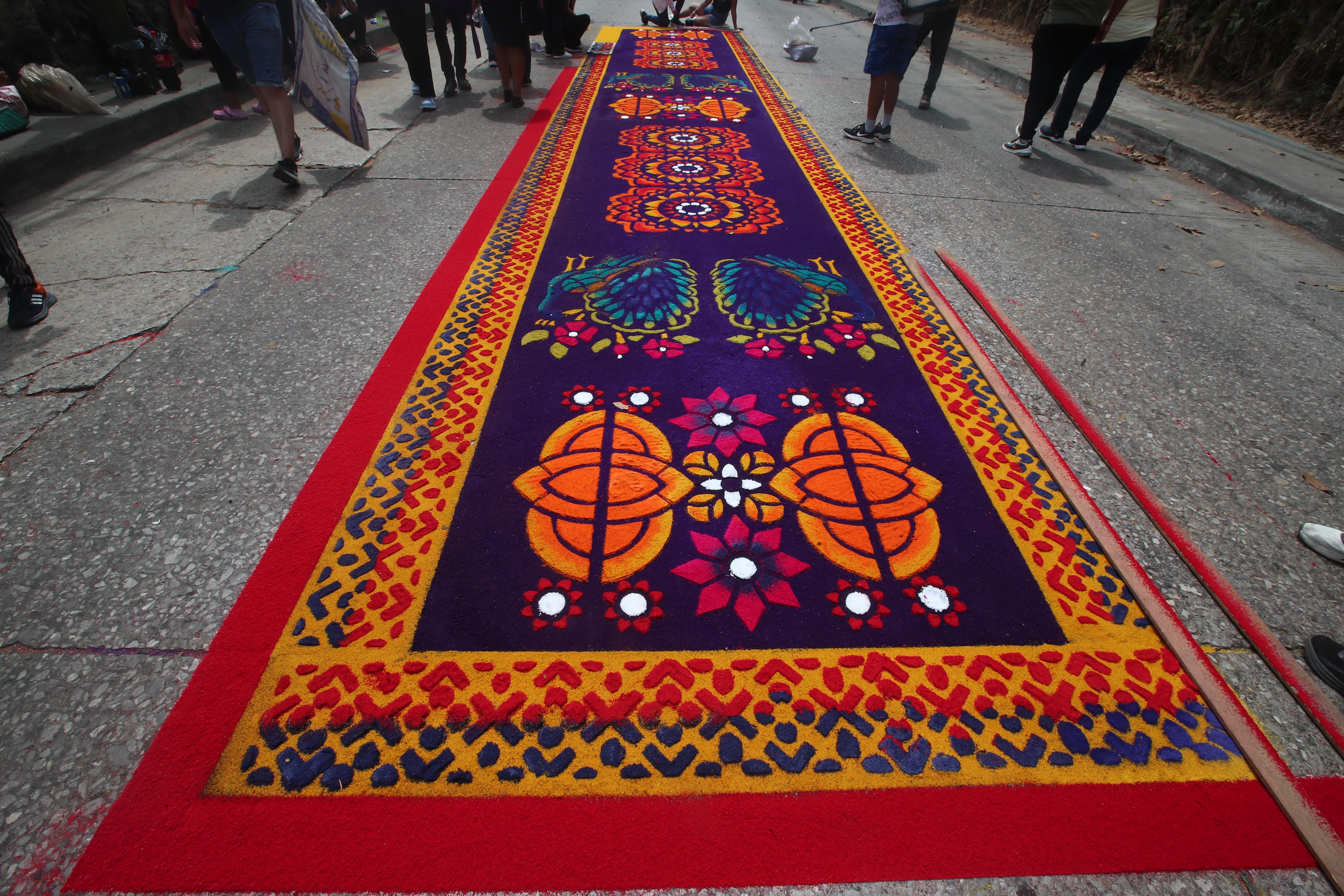 Vecinos antigüeños adornan las calles con alfombras para recibir a la consagrada imagen Jesús Nazareno de la Salvación de la iglesia de Santa Catalina Bobadilla.(Fotografía Prensa Libre: Byron Rivera Baiza).
