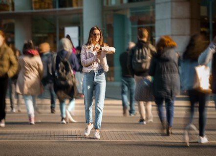 ¿Qué es el "speedwatching" y cuáles son sus efectos?