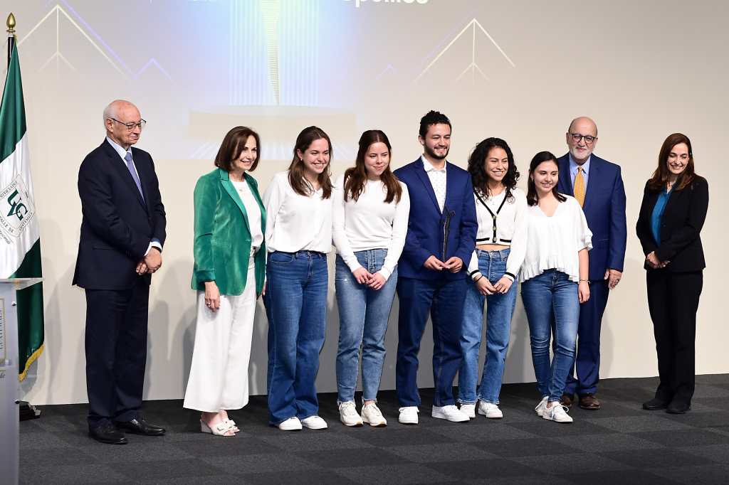 Isabella Maldonado, Nicole Gutiérrez, Myriam Gonzales, Andrea Villatoro y José Alejandro Castañeda; ganadores del segundo lugar, de Universidad del Valle de Guatemala.