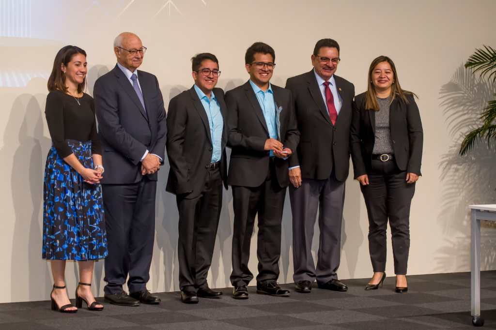 Josué Samuel y Héctor David de la Cruz Medina (centro), ganadores del primer lugar, de la Universidad de San Carlos de Guatemala.