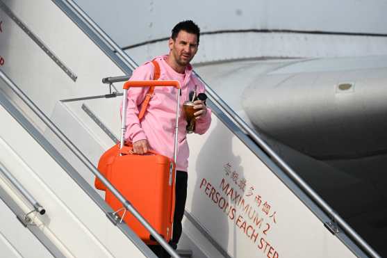 Estas son algunas de las imágenes desde el arribo de Lionel Messi con el Inter Miami a Hong Kong, hasta el partido contra un combinado del país. (Foto Prensa Libre: AFP)