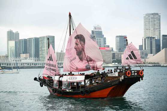 Estas son algunas de las imágenes desde el arribo de Lionel Messi con el Inter Miami a Hong Kong, hasta el partido contra un combinado del país. (Foto Prensa Libre: AFP)