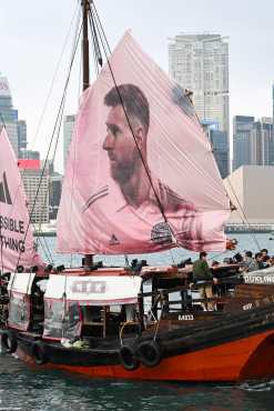 Estas son algunas de las imágenes desde el arribo de Lionel Messi con el Inter Miami a Hong Kong, hasta el partido contra un combinado del país. (Foto Prensa Libre: AFP)