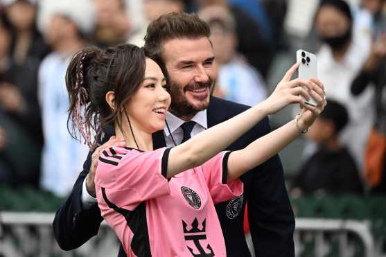 Estas son algunas de las imágenes desde el arribo de Lionel Messi con el Inter Miami a Hong Kong, hasta el partido contra un combinado del país. (Foto Prensa Libre: AFP)