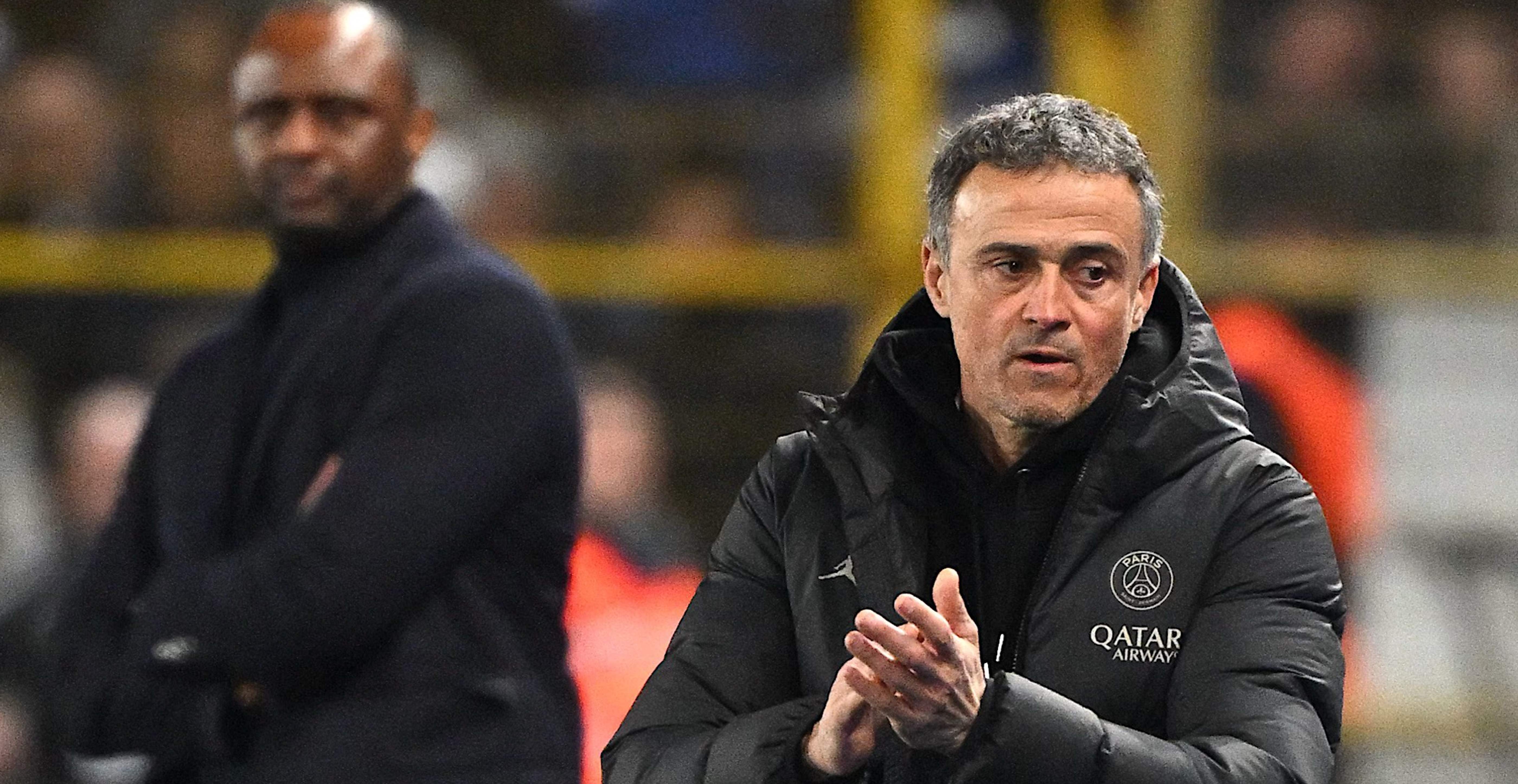 El entrenador del Paris Saint-Germain, Luis Enrique, durante el partido de la Ligue 1 ante el RC Strasbourg. (Foto Prensa Libre: AFP)