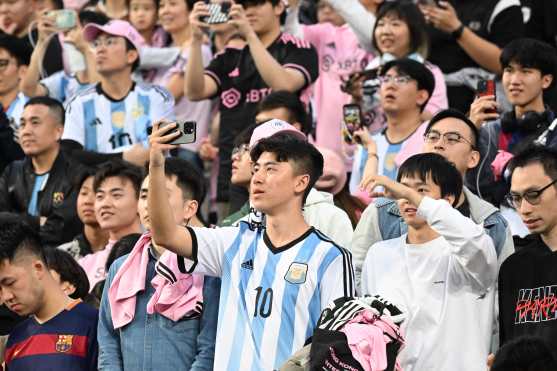 Estas son algunas de las imágenes desde el arribo de Lionel Messi con el Inter Miami a Hong Kong, hasta el partido contra un combinado del país. (Foto Prensa Libre: AFP)