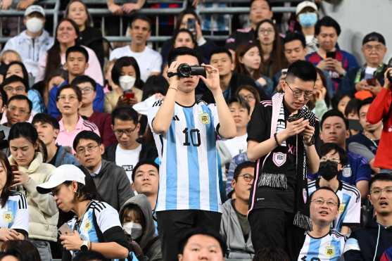 Estas son algunas de las imágenes desde el arribo de Lionel Messi con el Inter Miami a Hong Kong, hasta el partido contra un combinado del país. (Foto Prensa Libre: AFP)